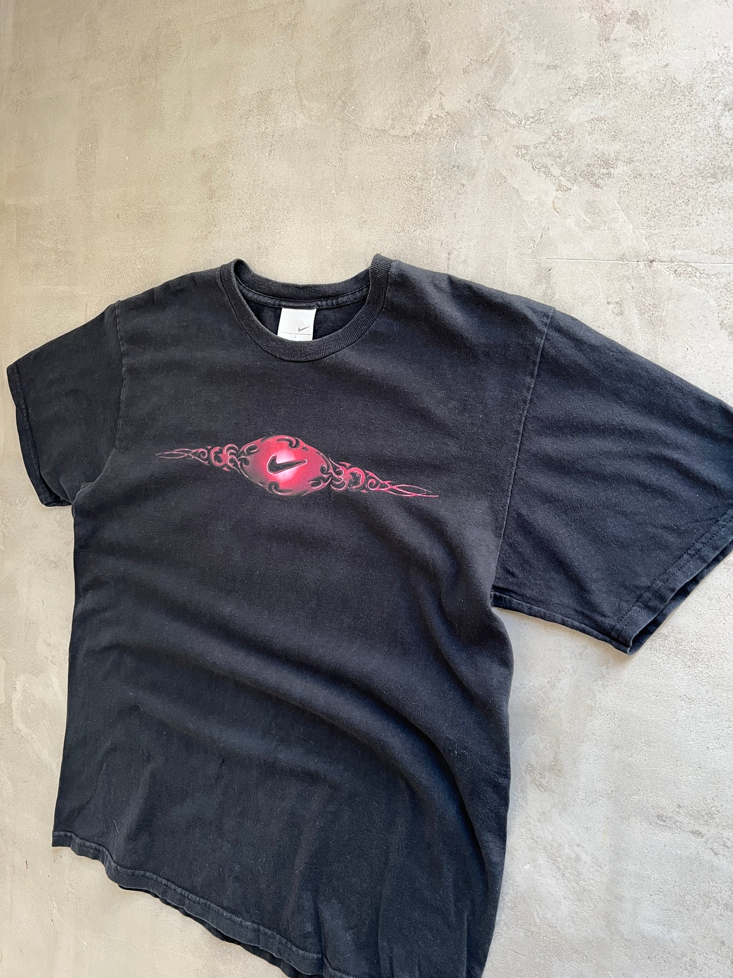 FADED BLACK/RED NIKE TEE - 2000S - L