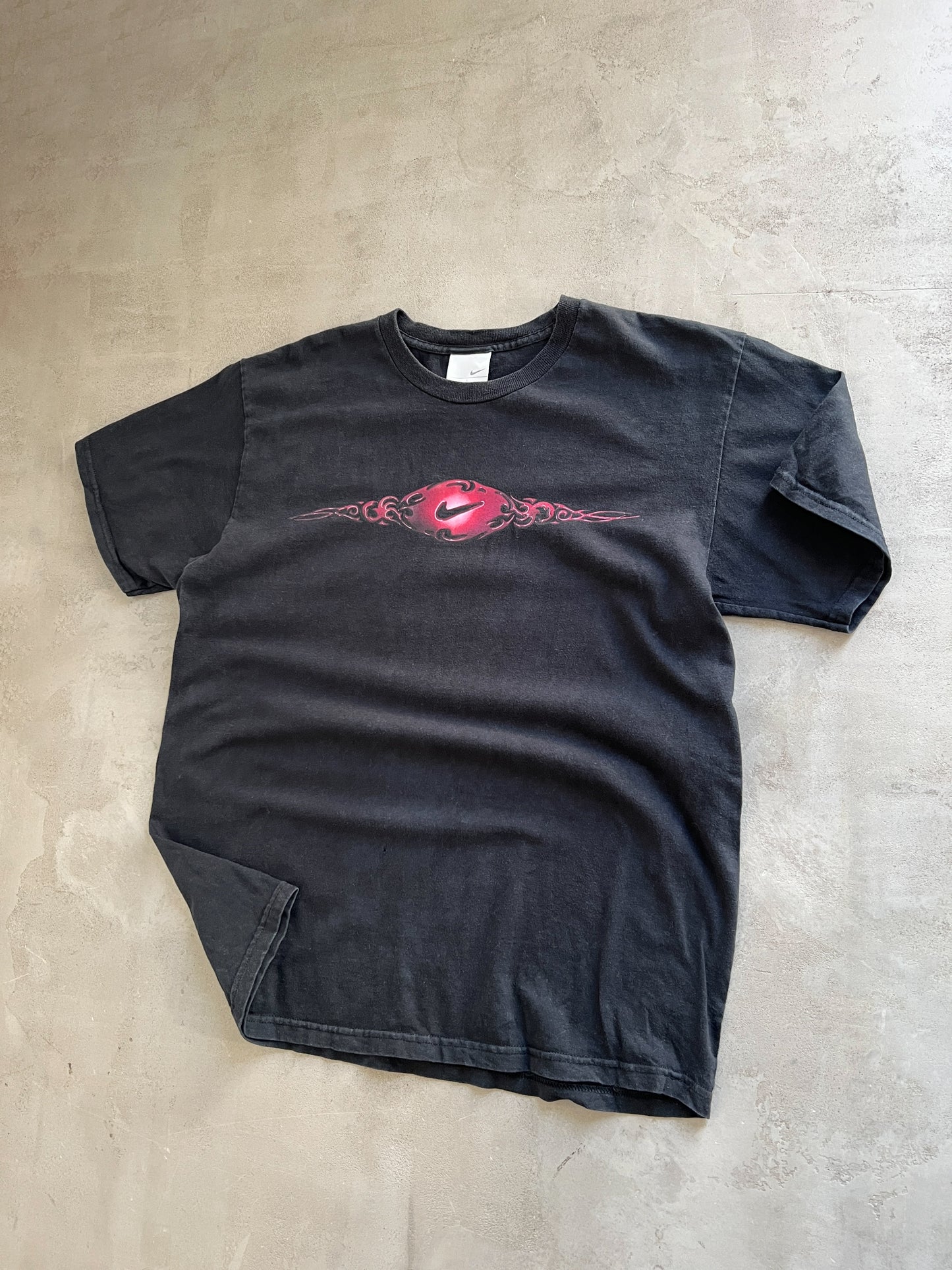 FADED BLACK/RED NIKE TEE - 2000S - L