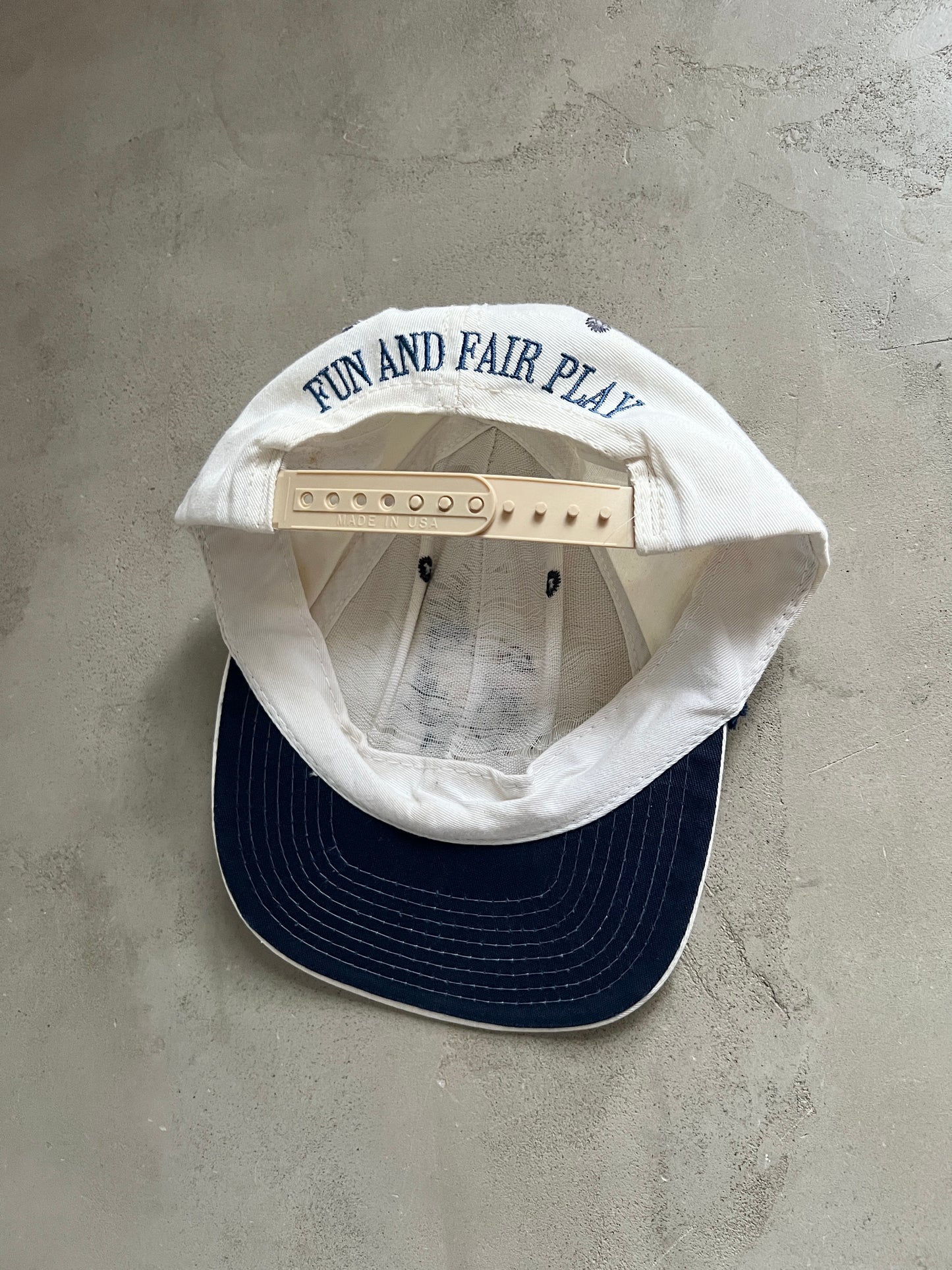 CREME WARNER BROS BUGGS BUNNY CAP - 1990S