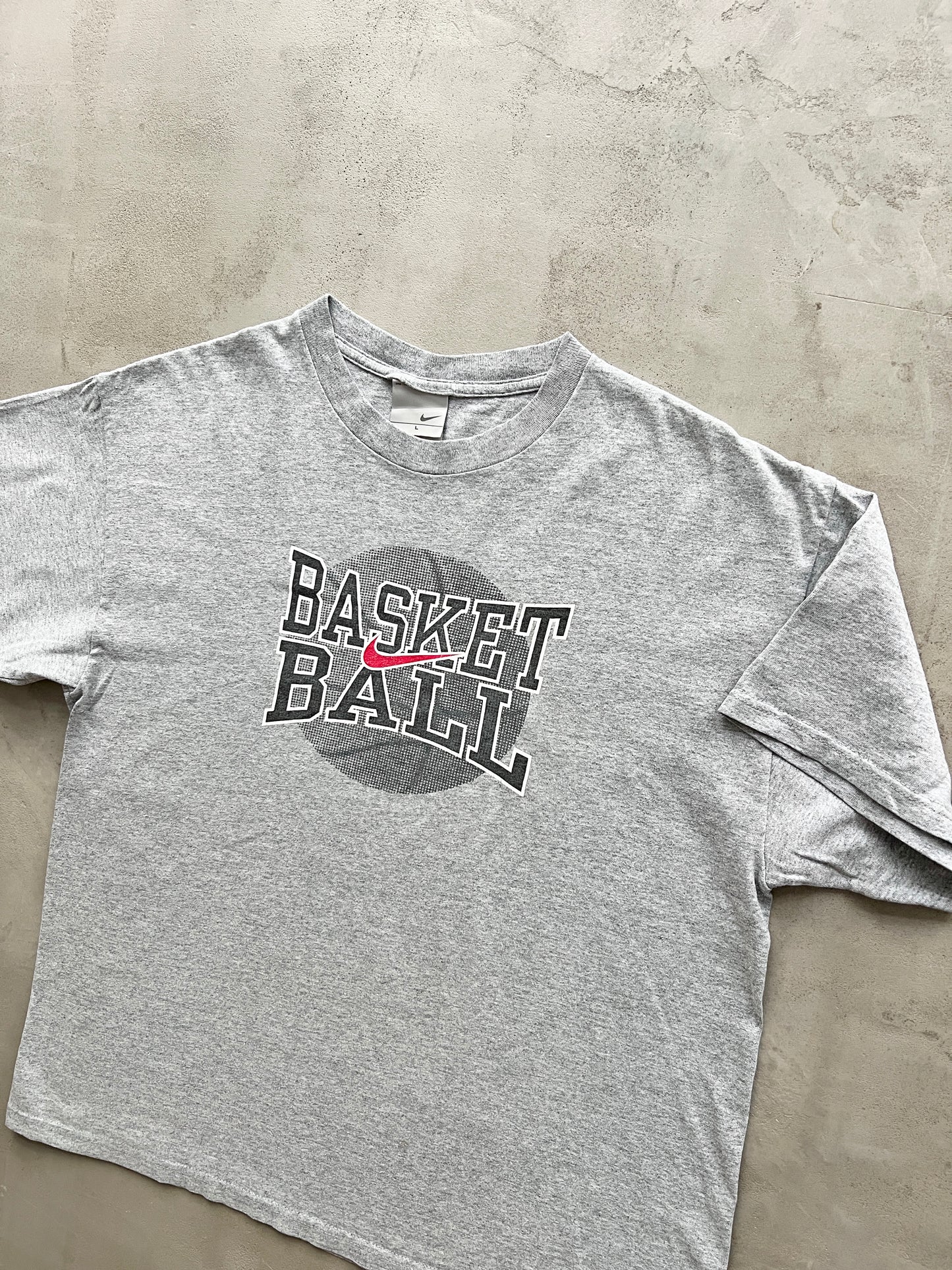GREY NIKE BASKETBALL TEE - 1990S - M