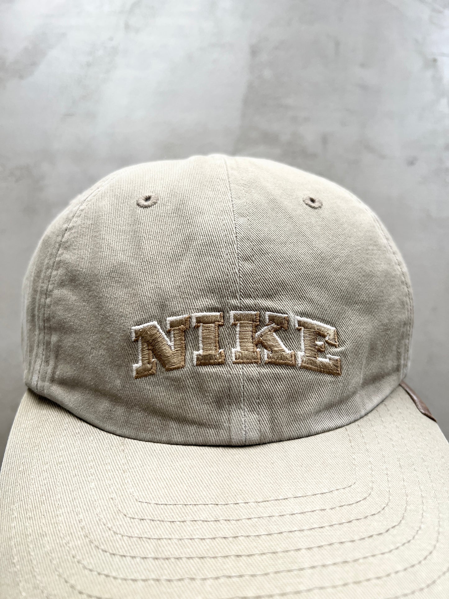 LIGHT BEIGE NIKE CAP - 2000S