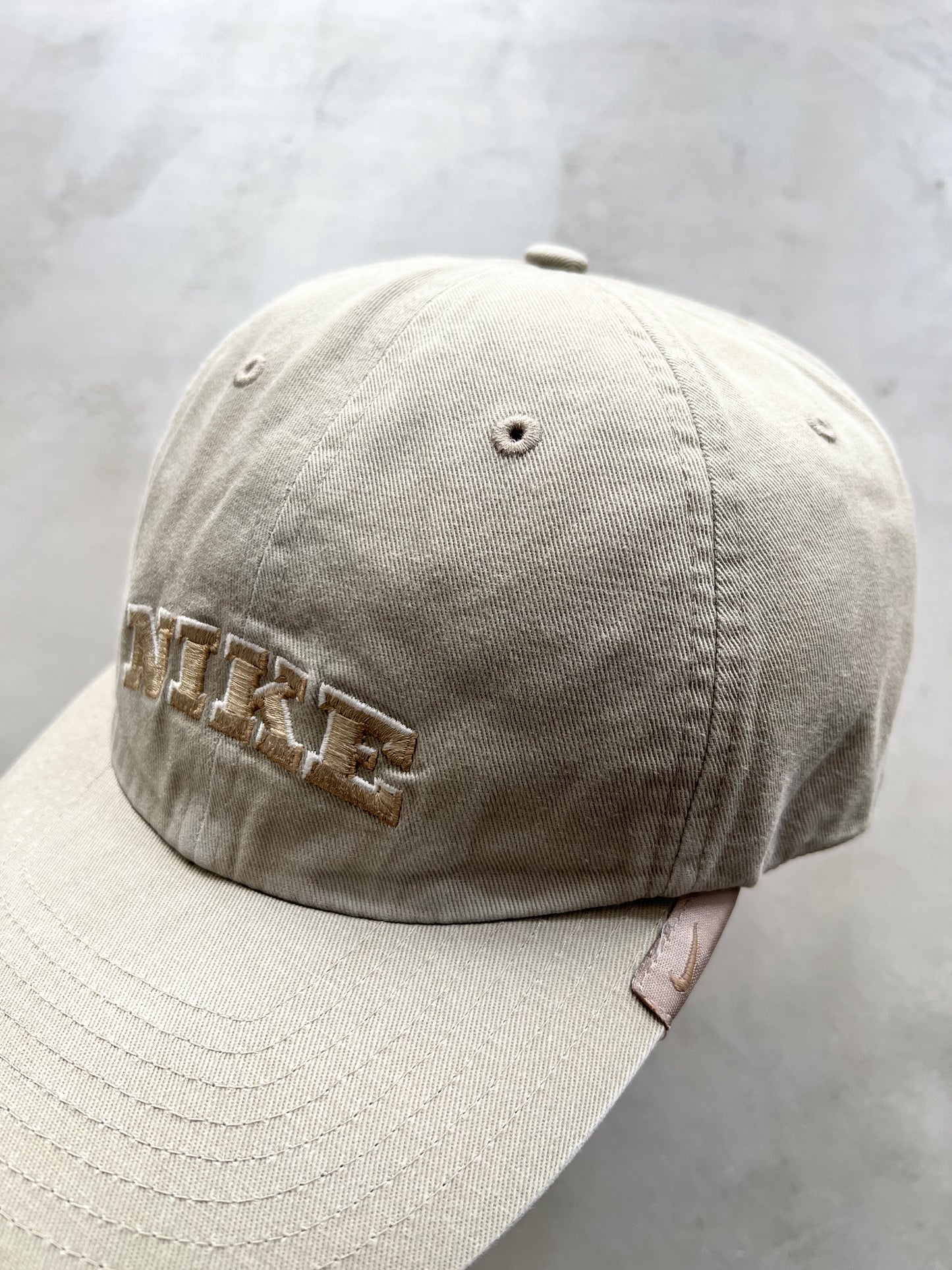 LIGHT BEIGE NIKE CAP - 2000S