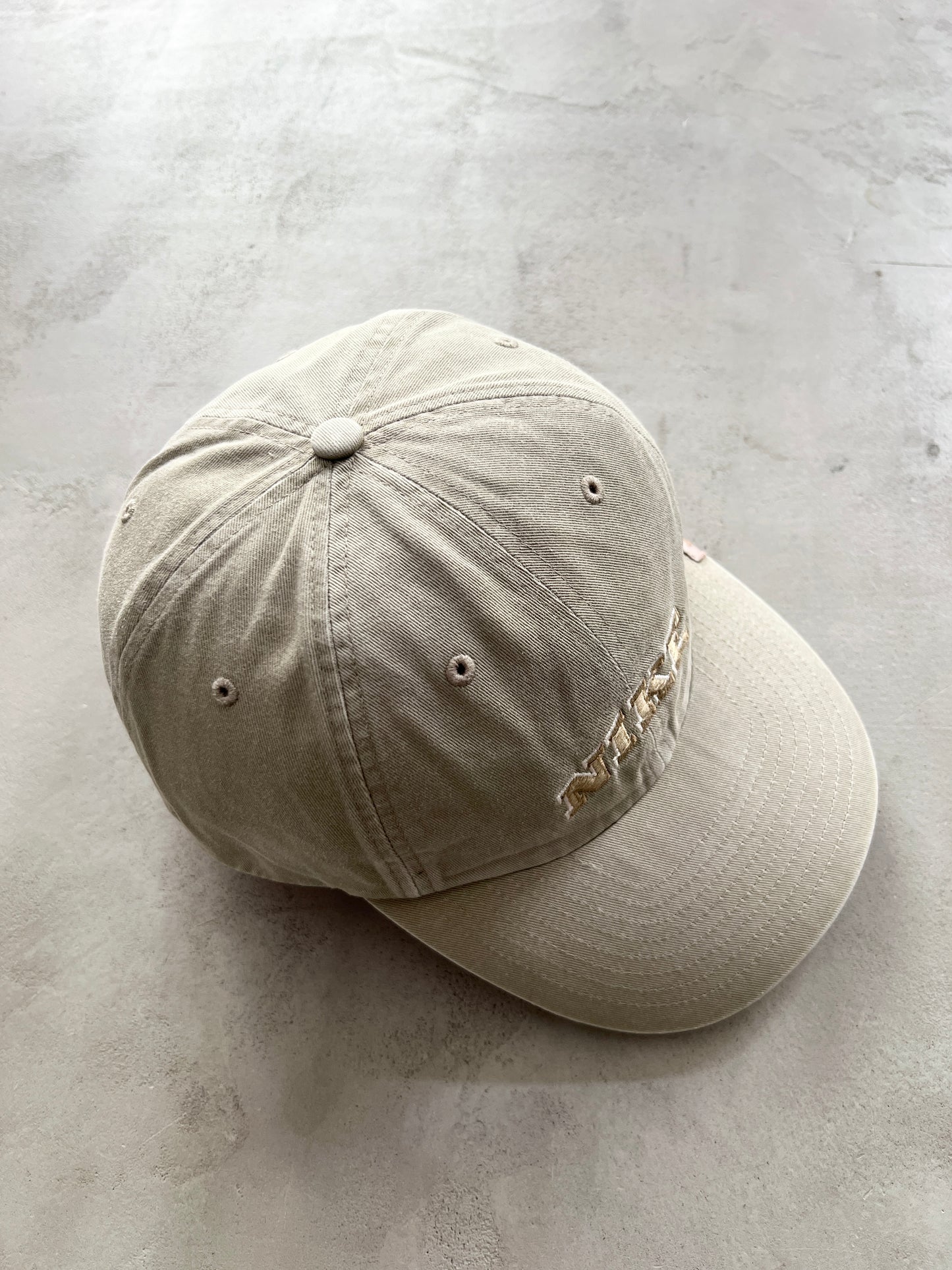 LIGHT BEIGE NIKE CAP - 2000S