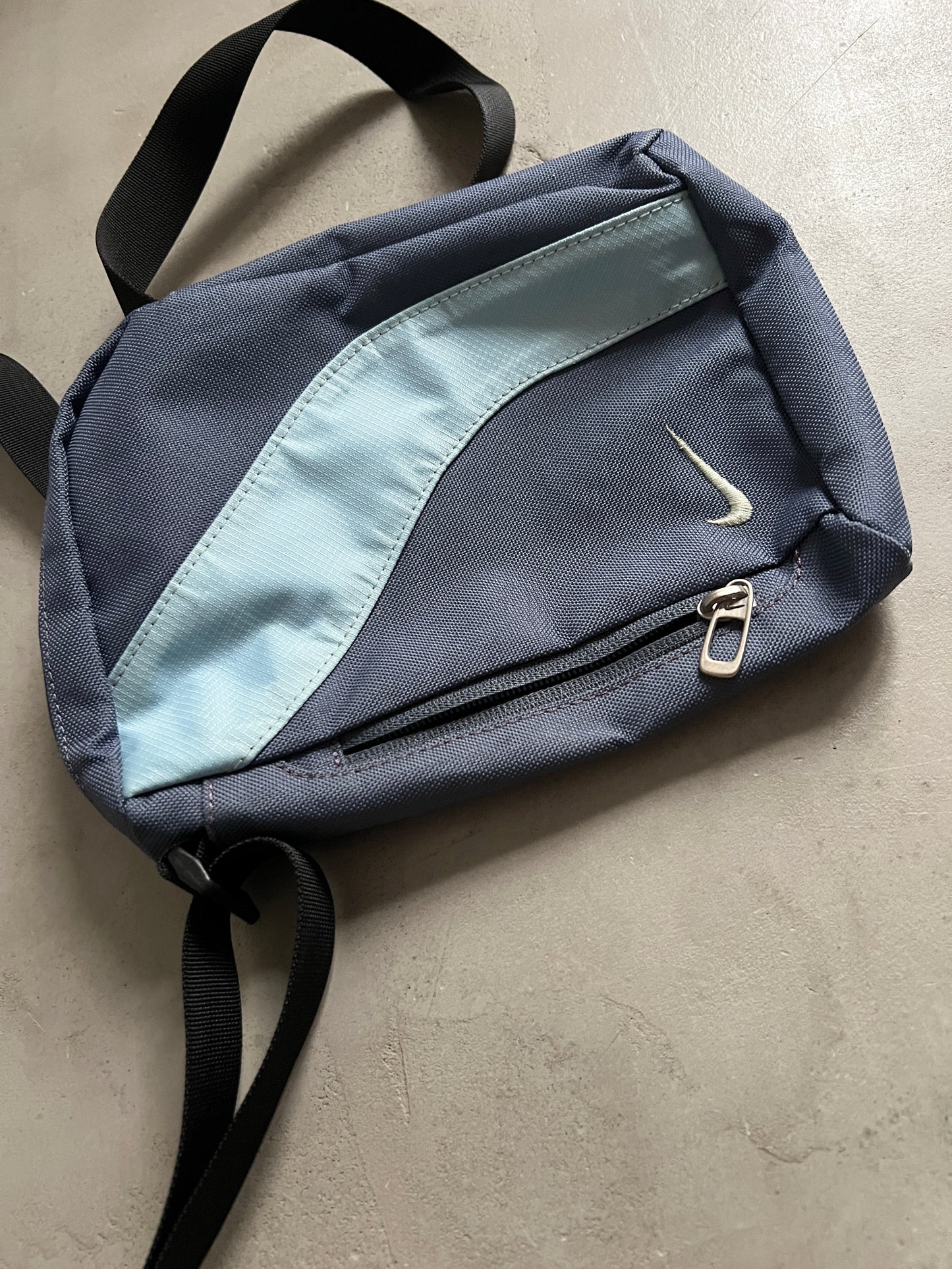 NAVY/BABY BLUE NIKE BAG - 2000S