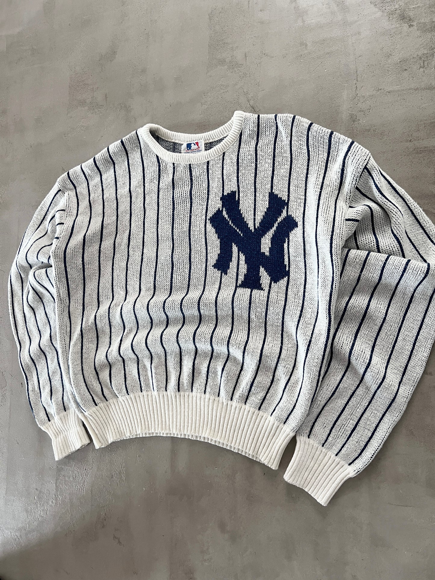 WHITE/NAVY YANKEES KNIT SWEATER - 1980S - M/S