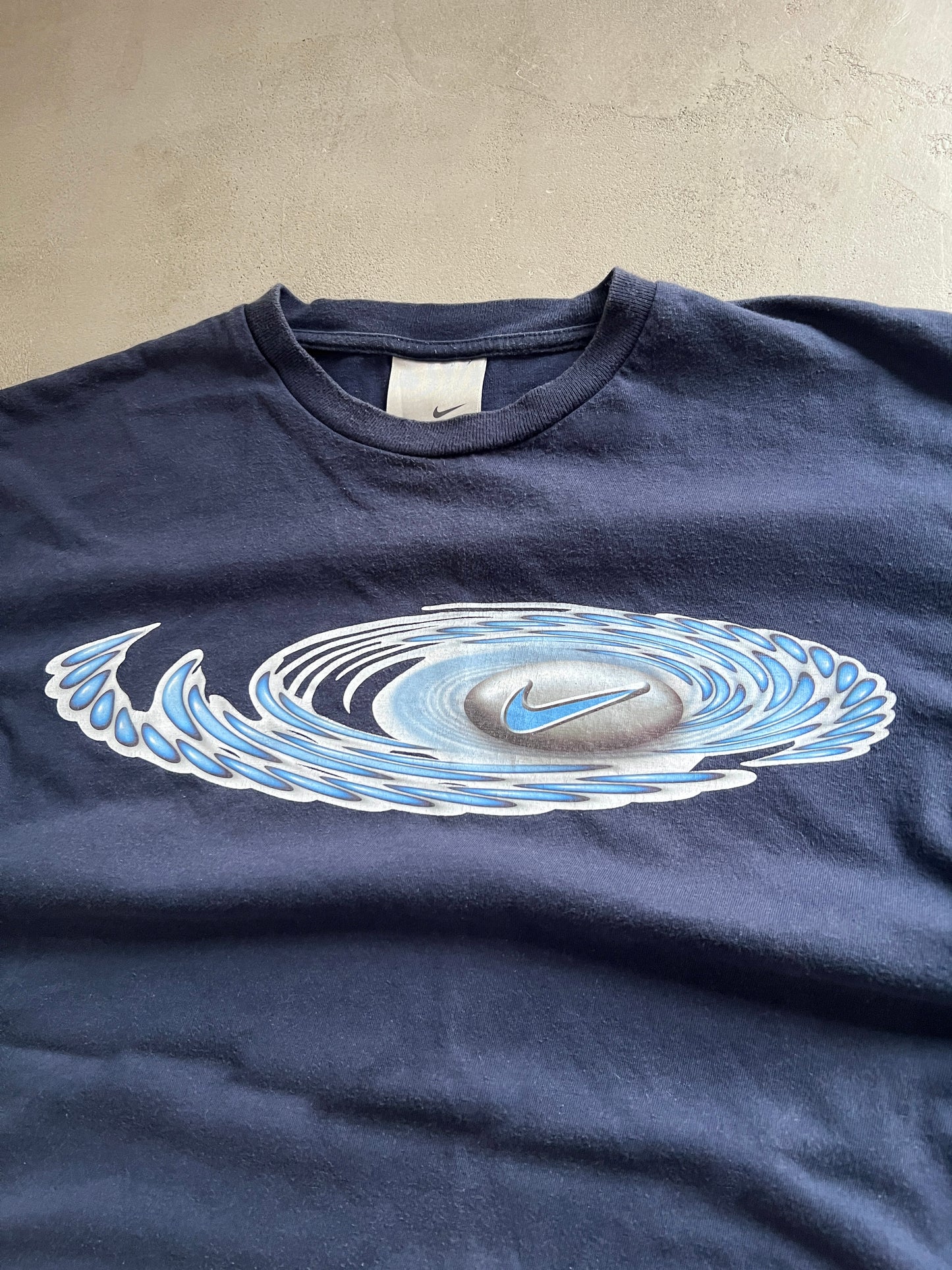 NAVY/BABY BLUE NIKE TEE - 1990S - M/L
