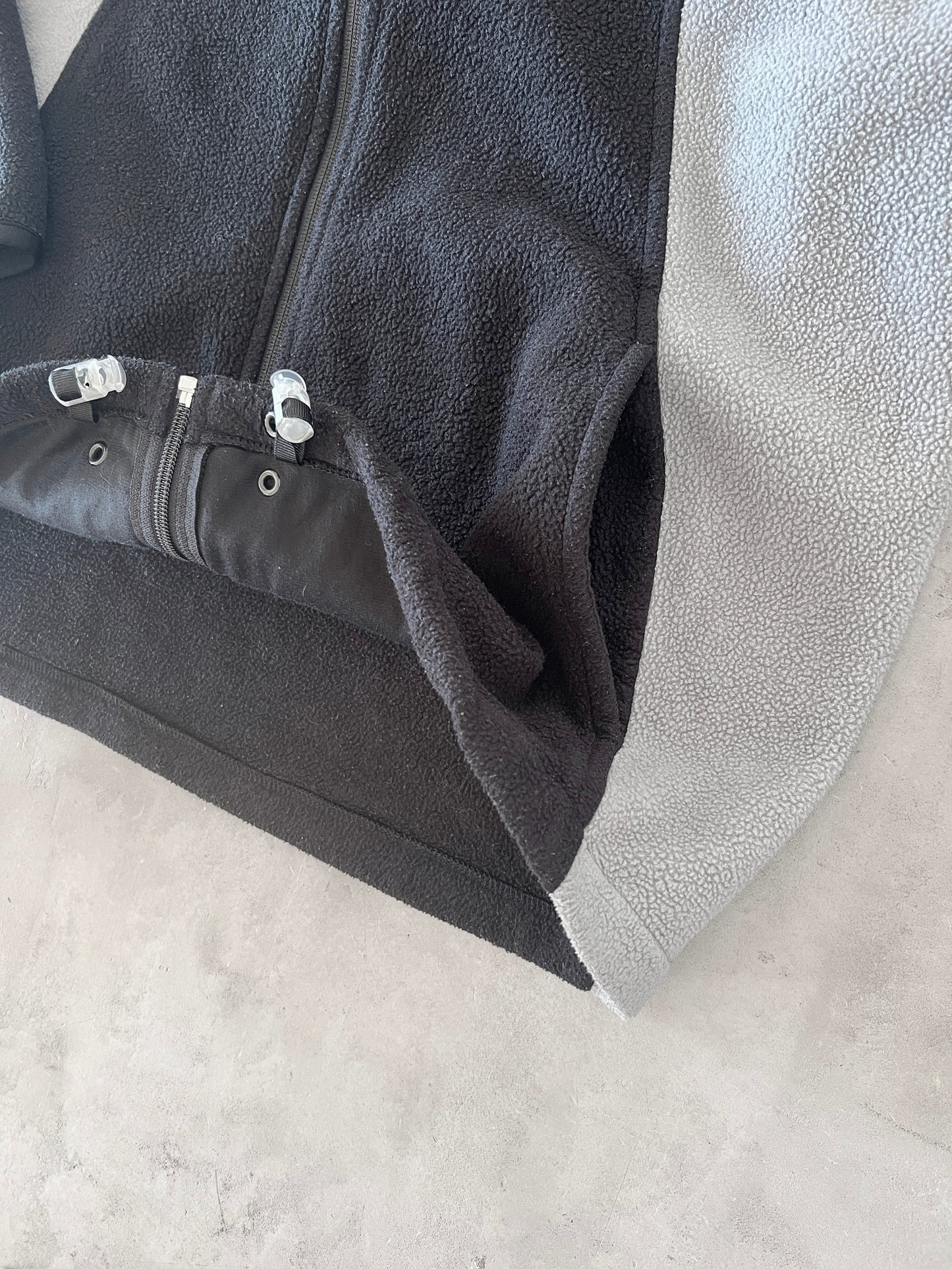 BLACK/GREY OAKLEY FLEECE JACKET - 1990S - XL