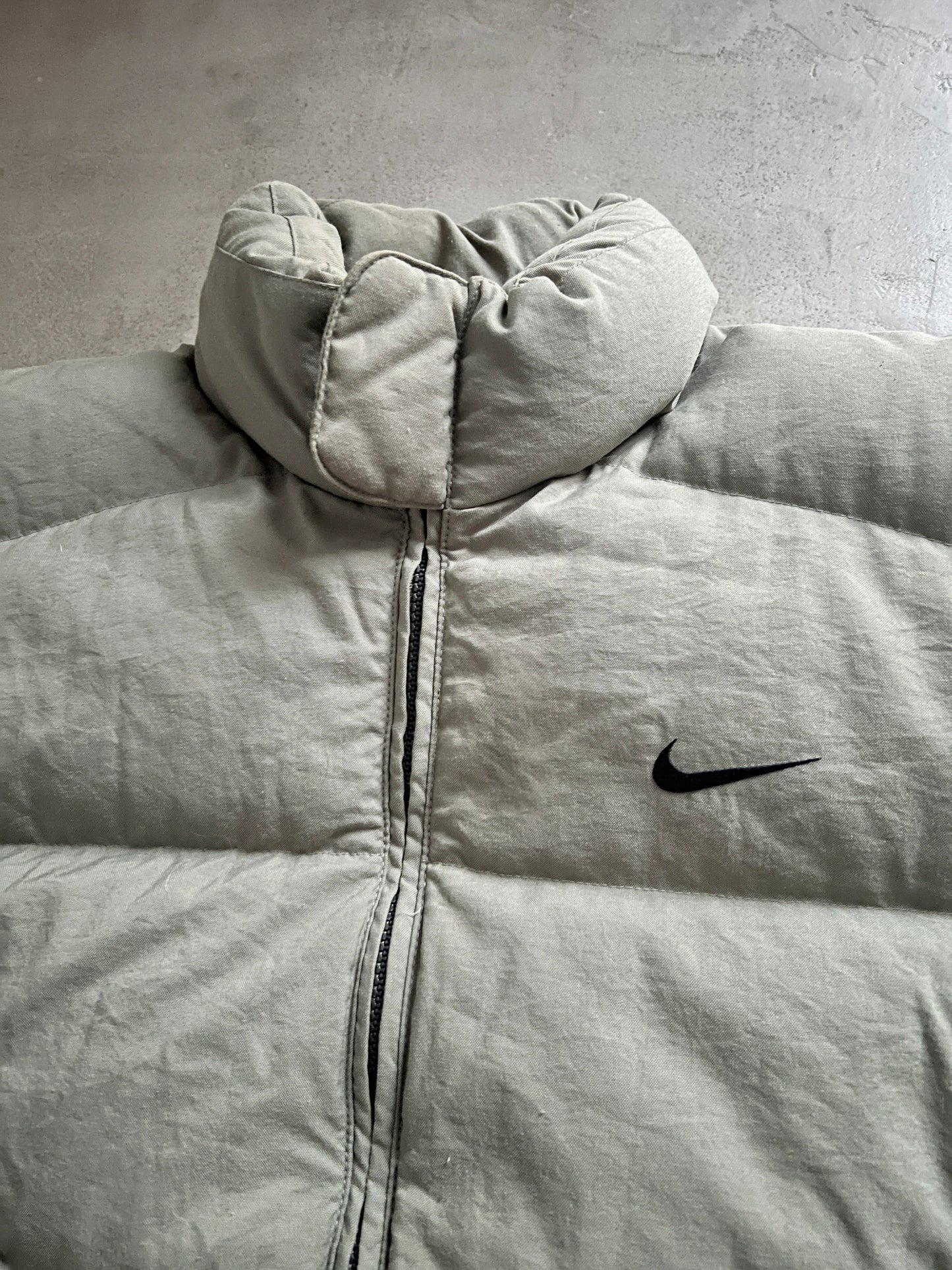 KHAKI NIKE PUFFER - 1990S - L