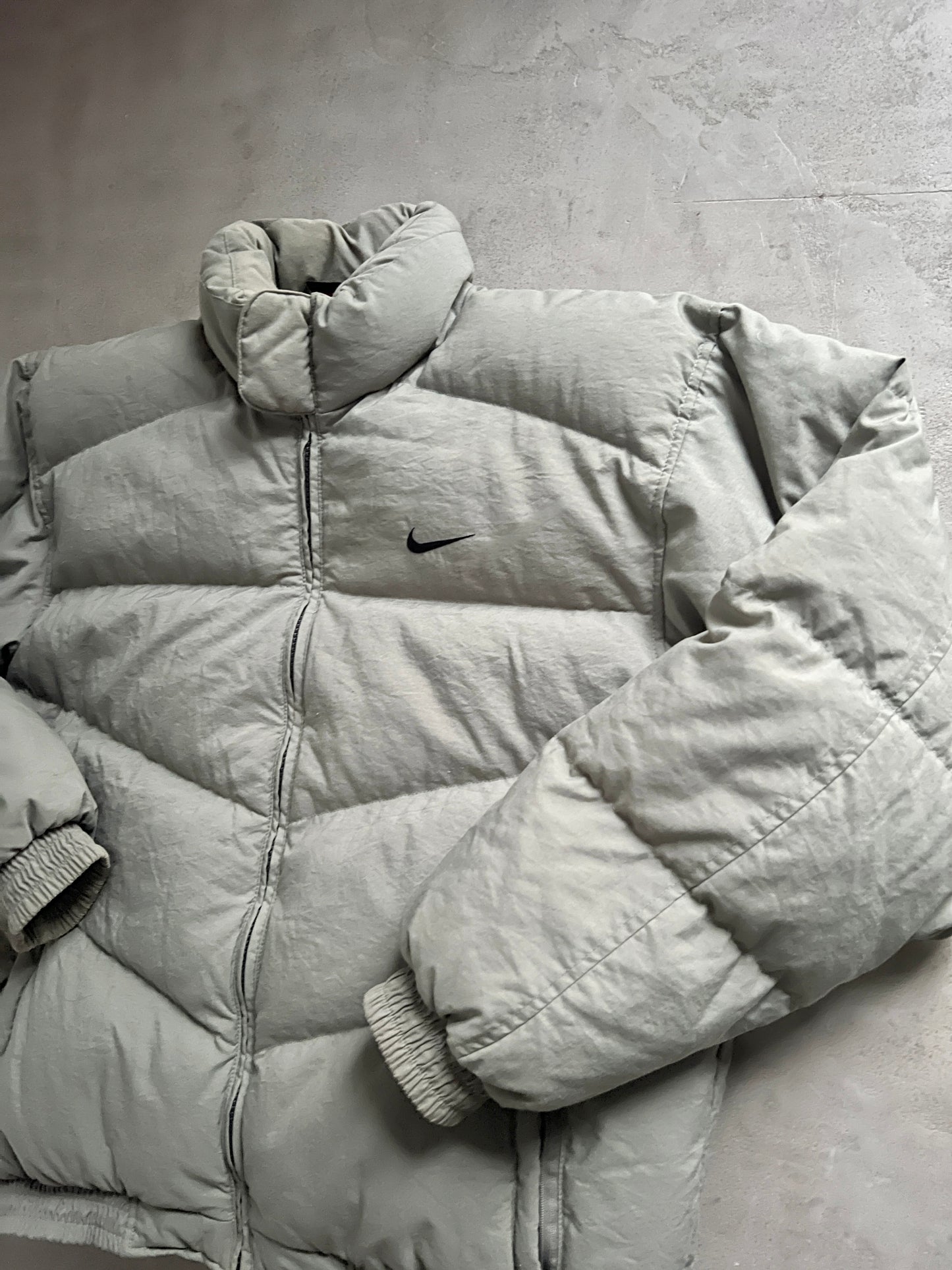 KHAKI NIKE PUFFER - 1990S - L
