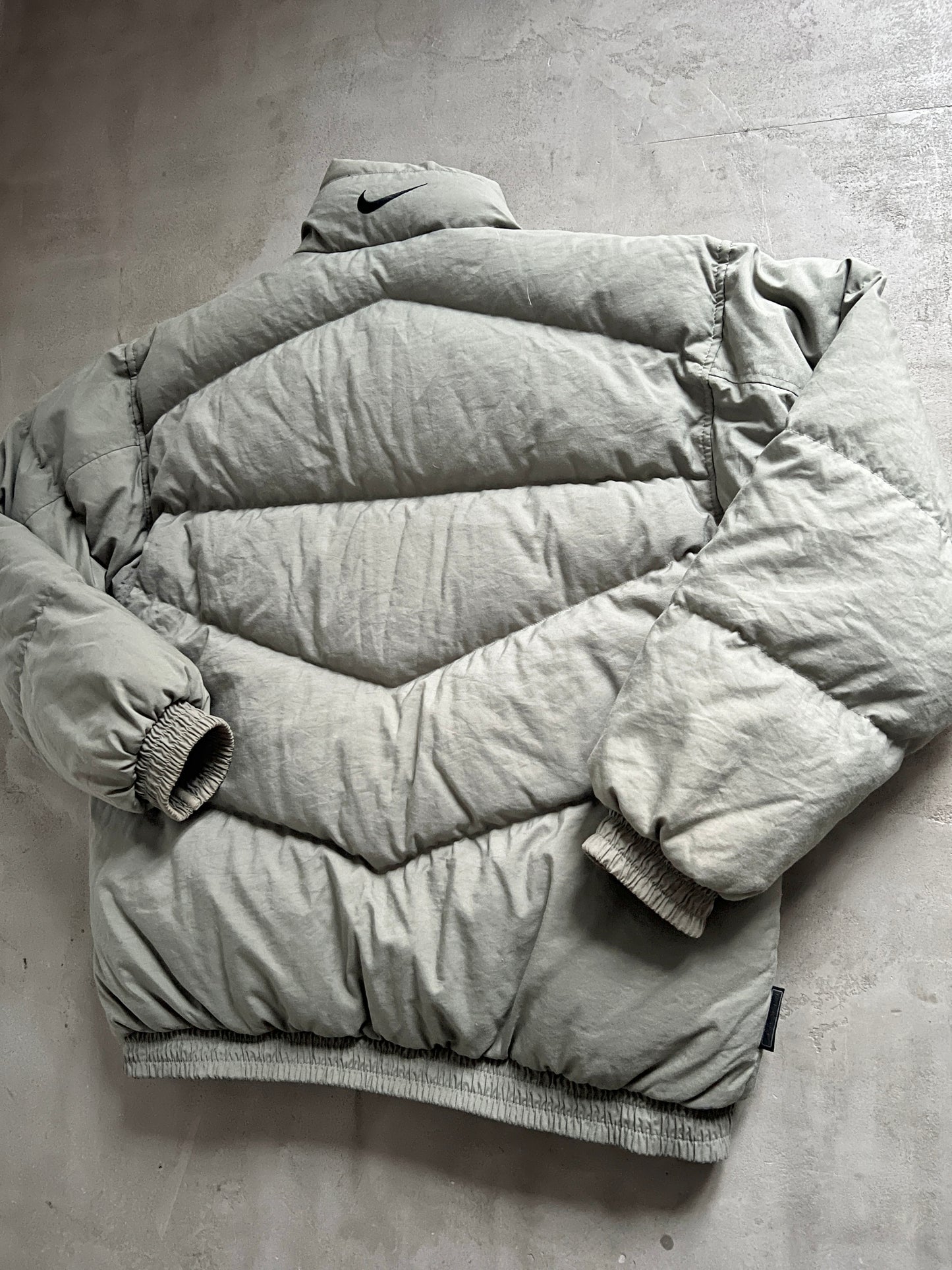 KHAKI NIKE PUFFER - 1990S - L