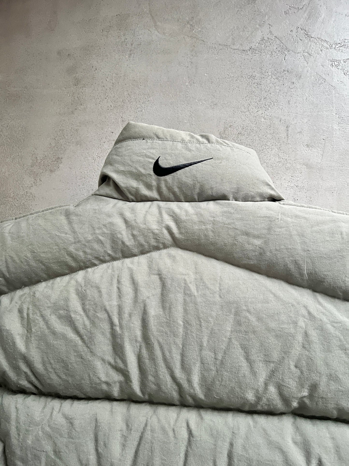 KHAKI NIKE PUFFER - 1990S - L