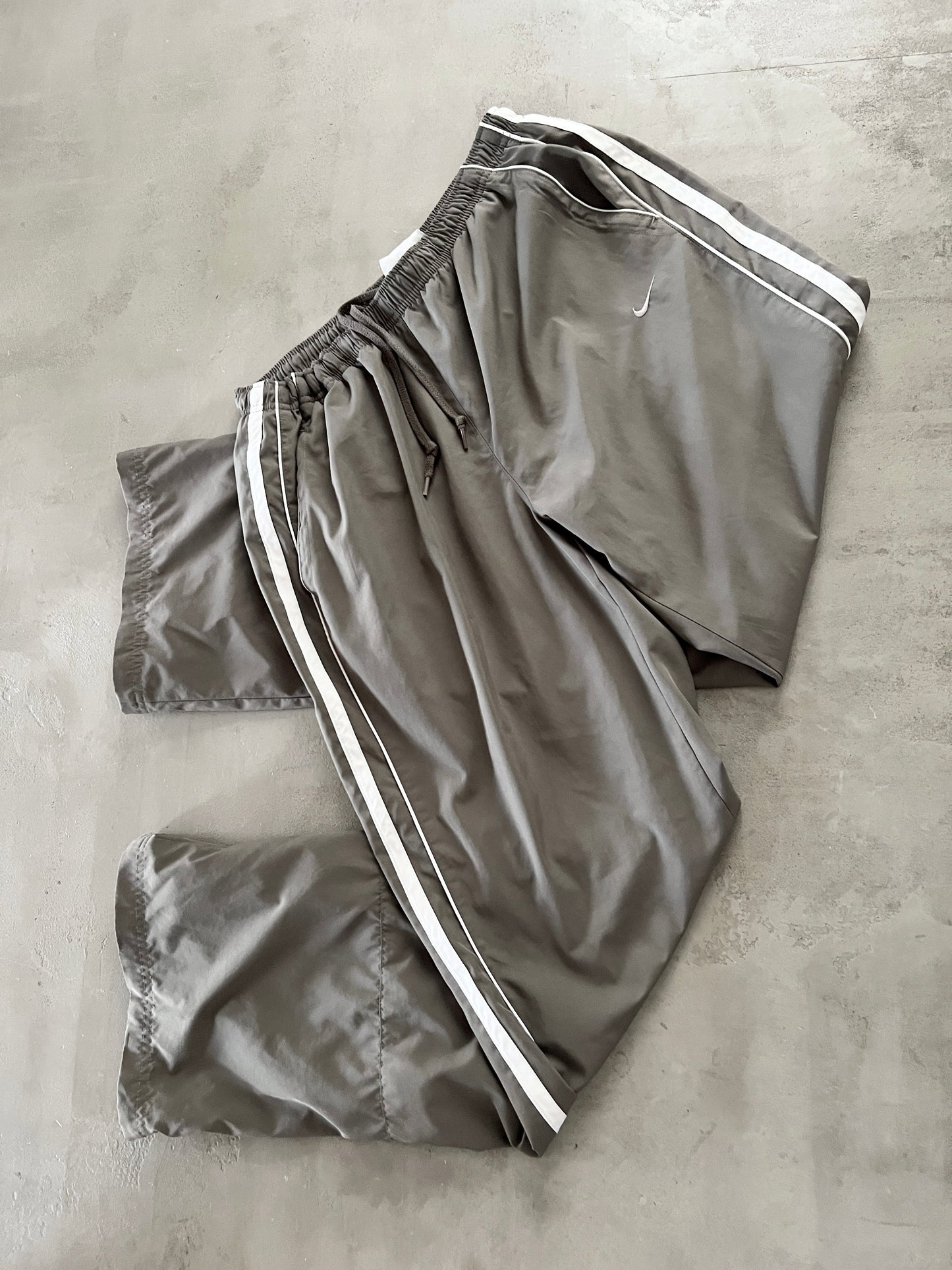 BEIGE/WHITE NIKE TRACK PANTS - 2000S - L