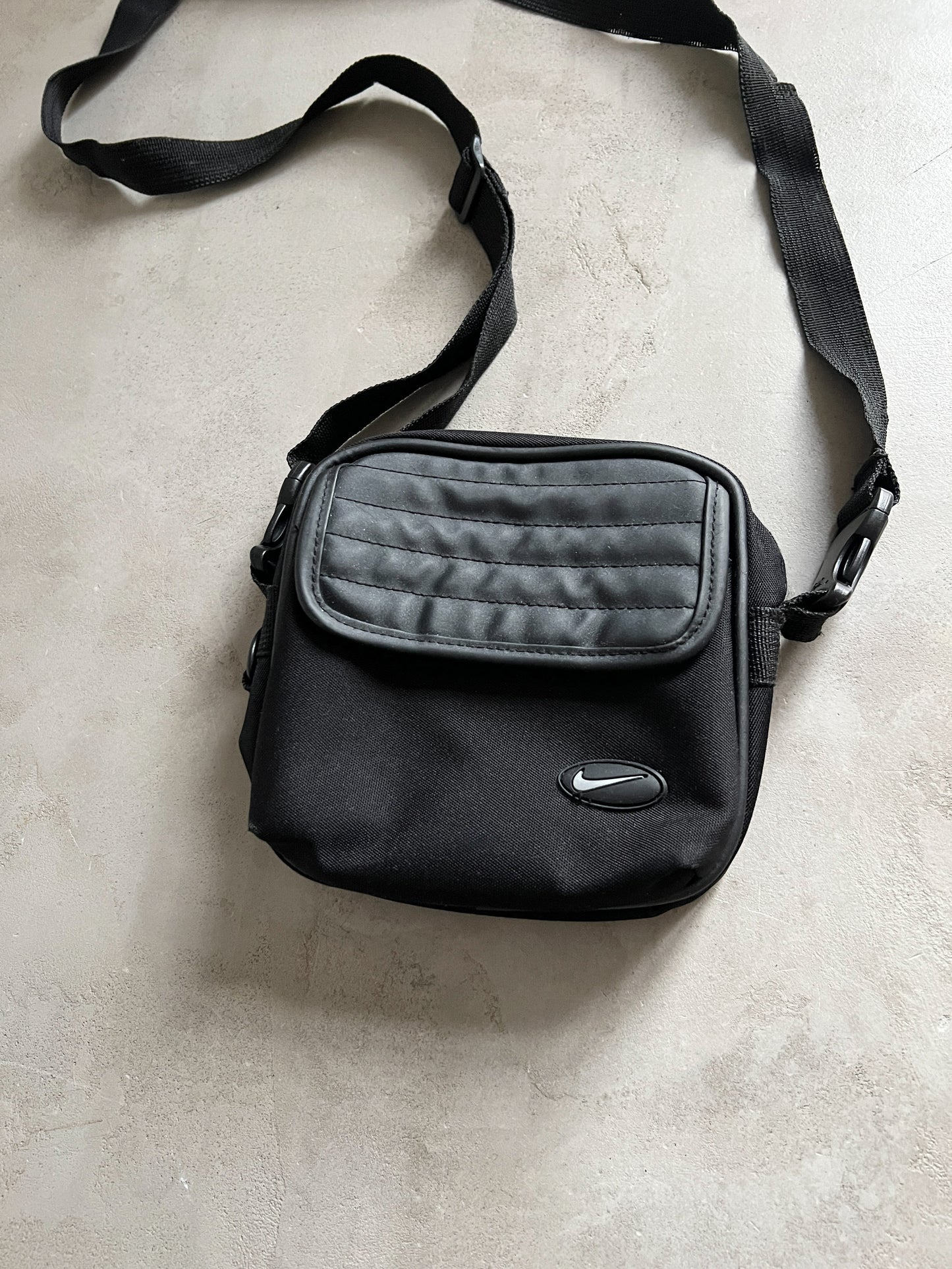 BLACK NIKE BAG - 1990S