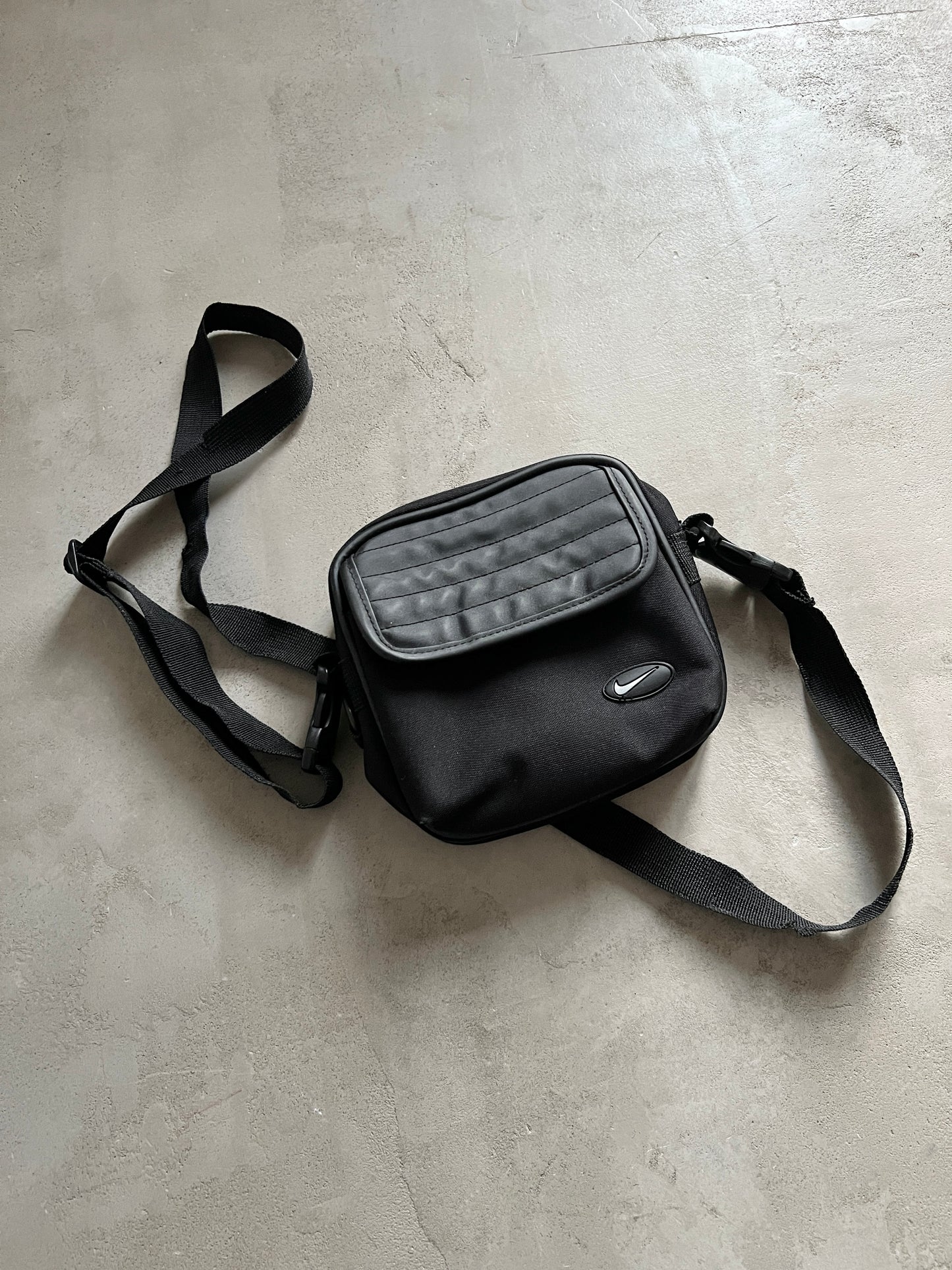 BLACK NIKE BAG - 1990S