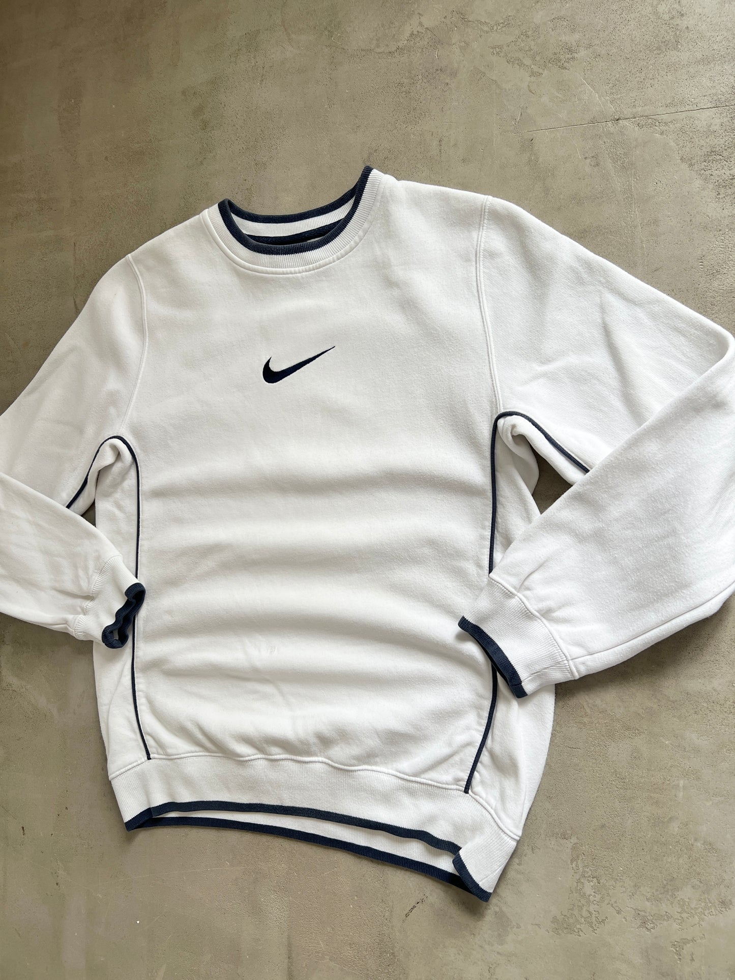 WHITE/NAVY NIKE SWEATER - 2000S - S/M