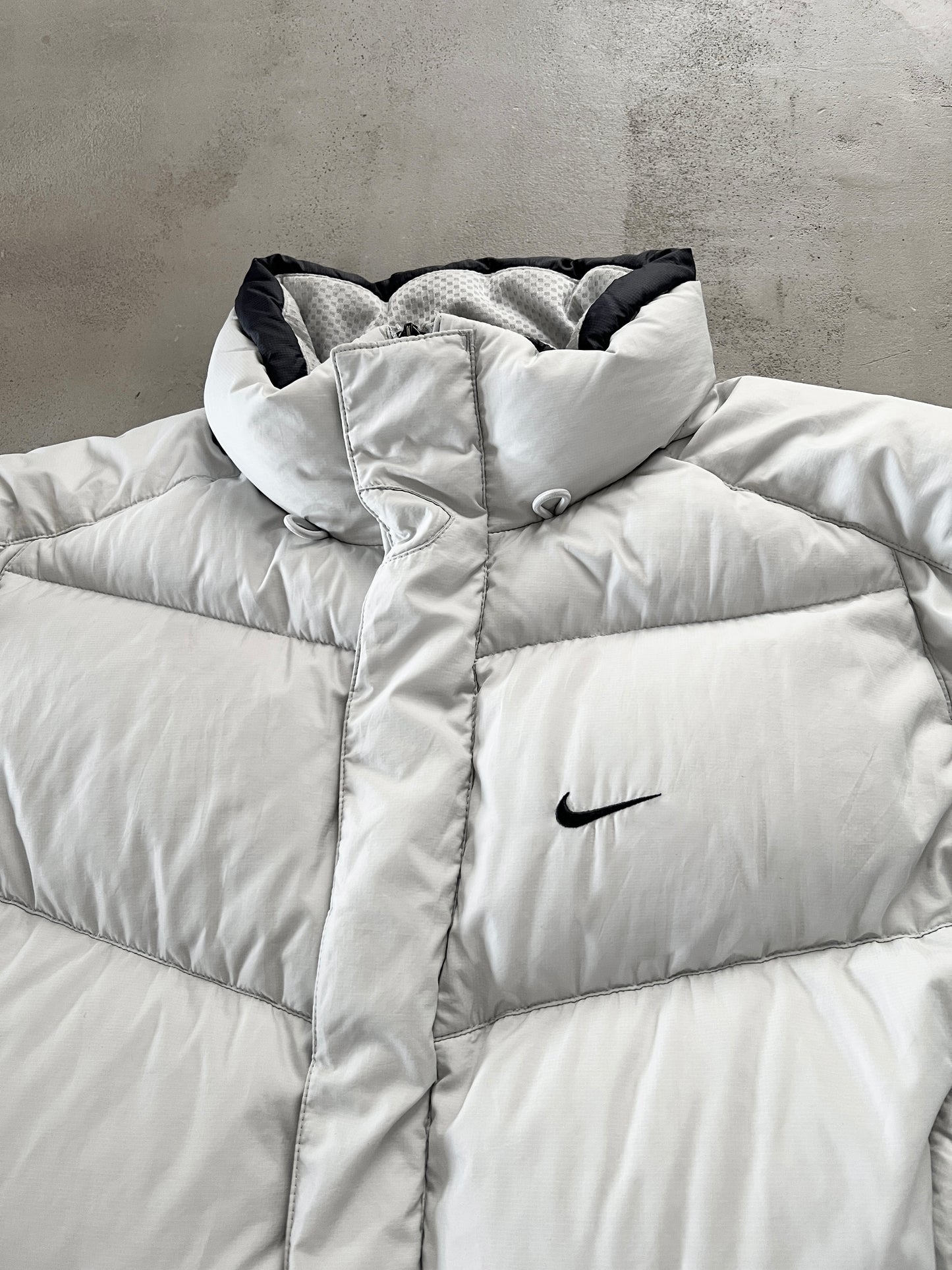 GREY NIKE PUFFER JACKET - 2000S - L
