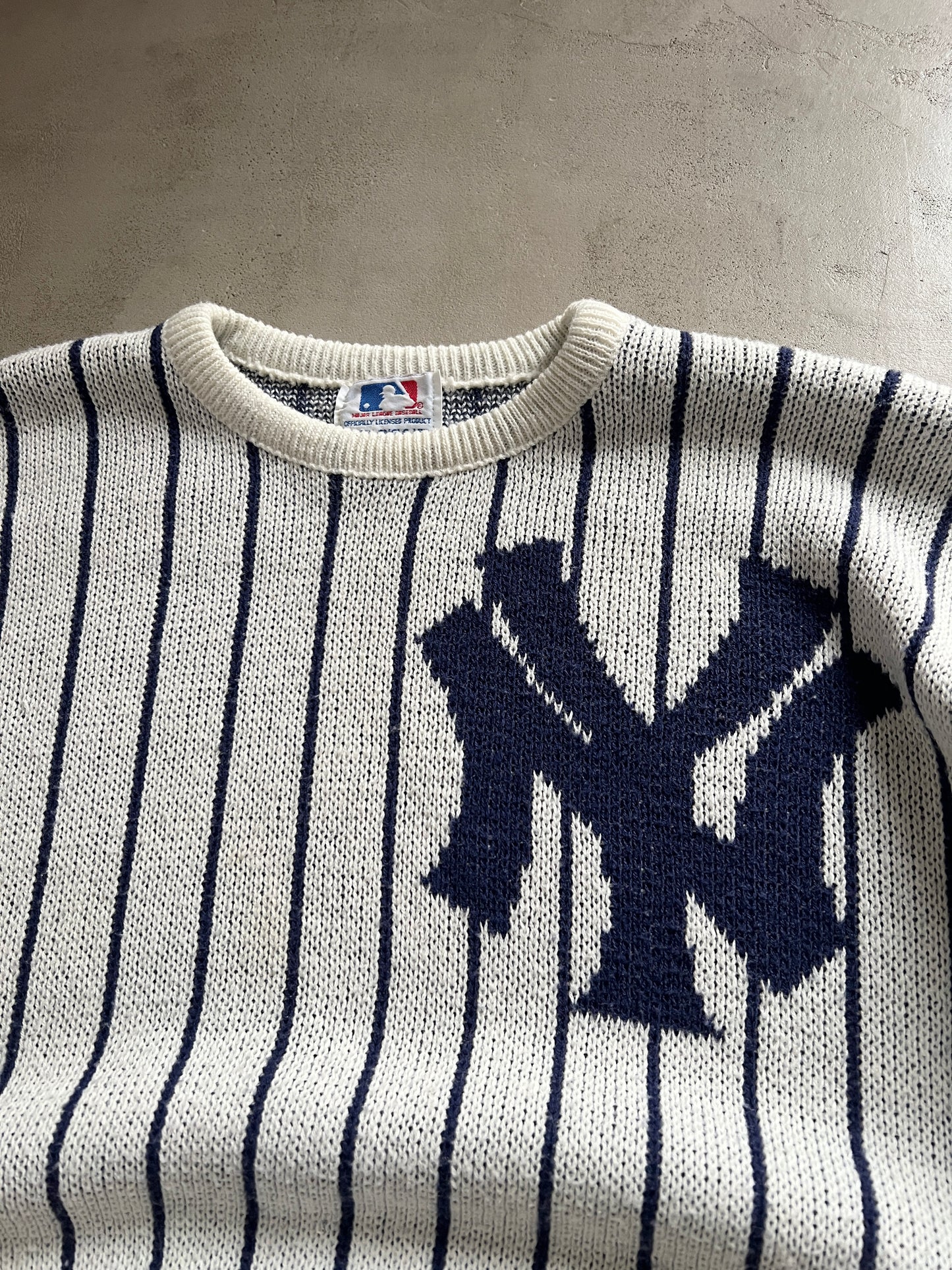 WHITE/NAVY YANKEES KNIT SWEATER - 1980S - S/M