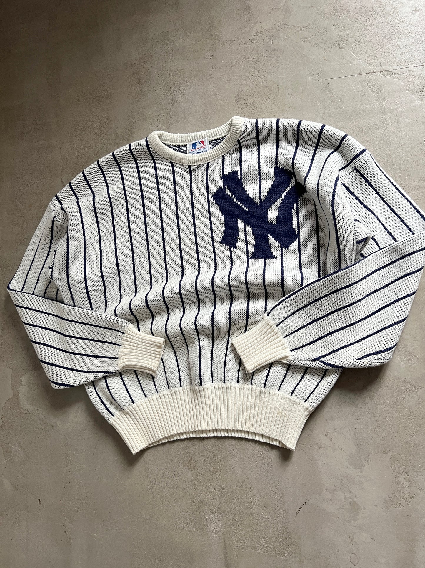 WHITE/NAVY YANKEES KNIT SWEATER - 1980S - S/M