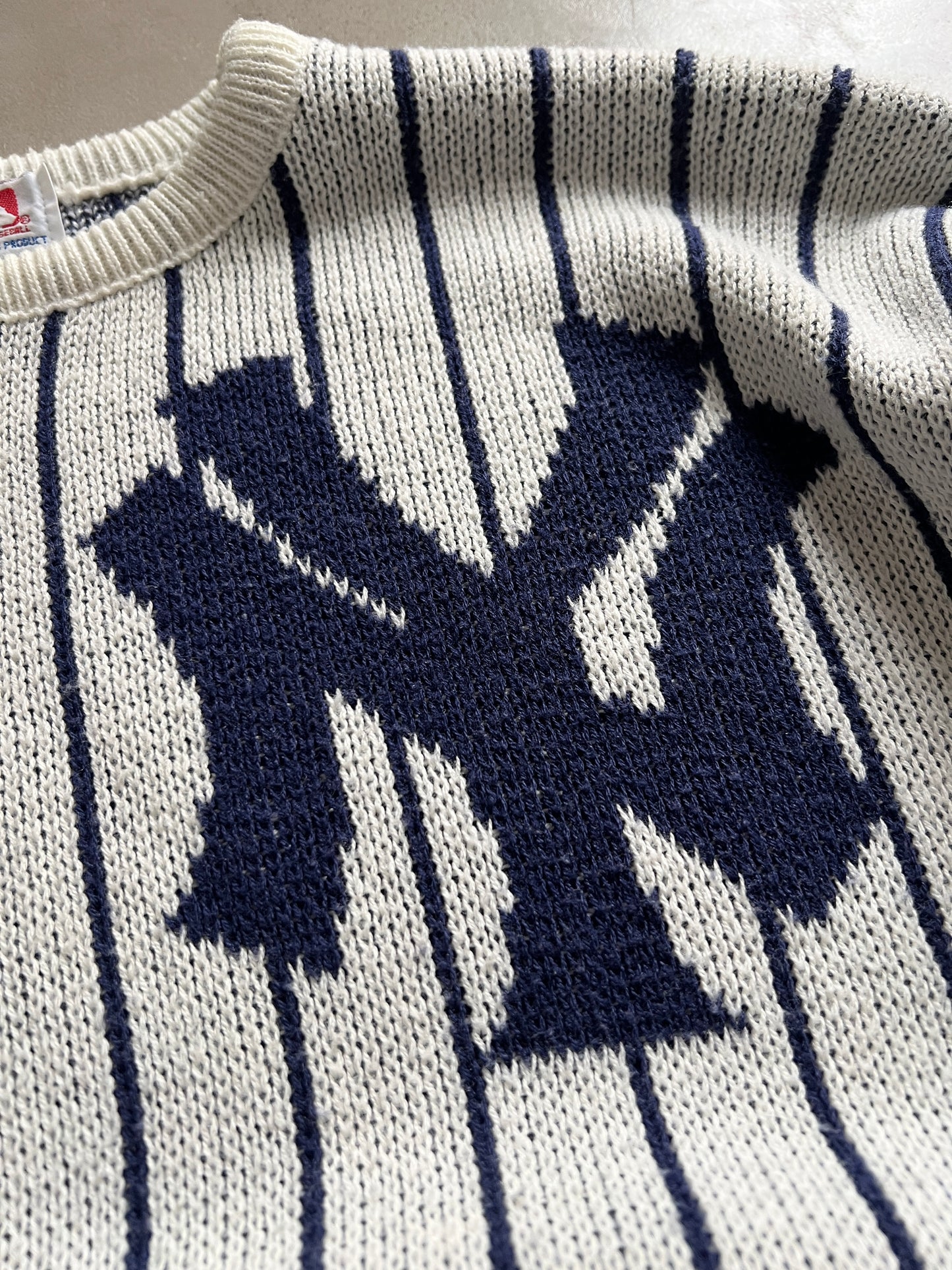 WHITE/NAVY YANKEES KNIT SWEATER - 1980S - S/M