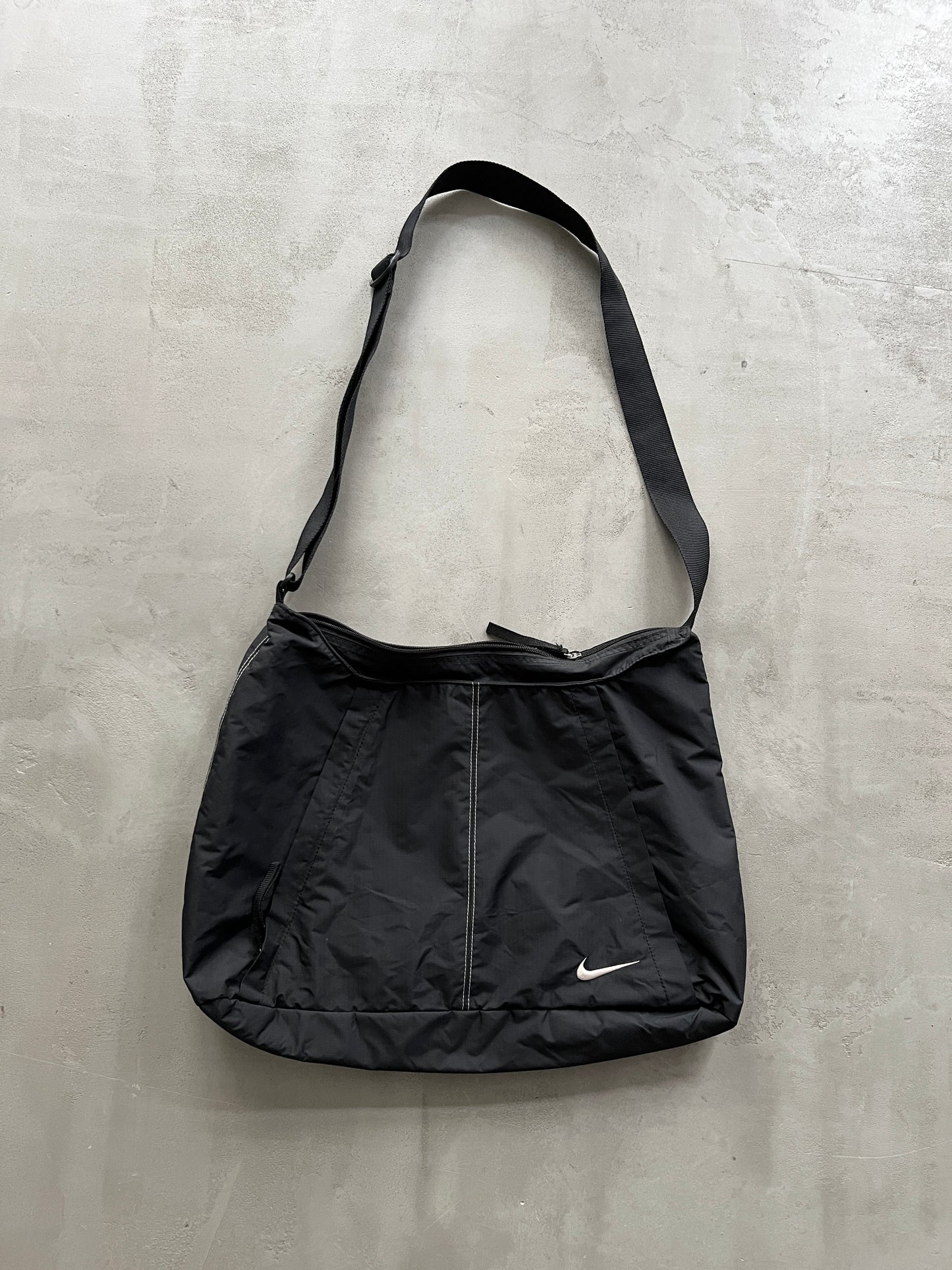 BLACK NIKE MESSENGER BAG - 2000S