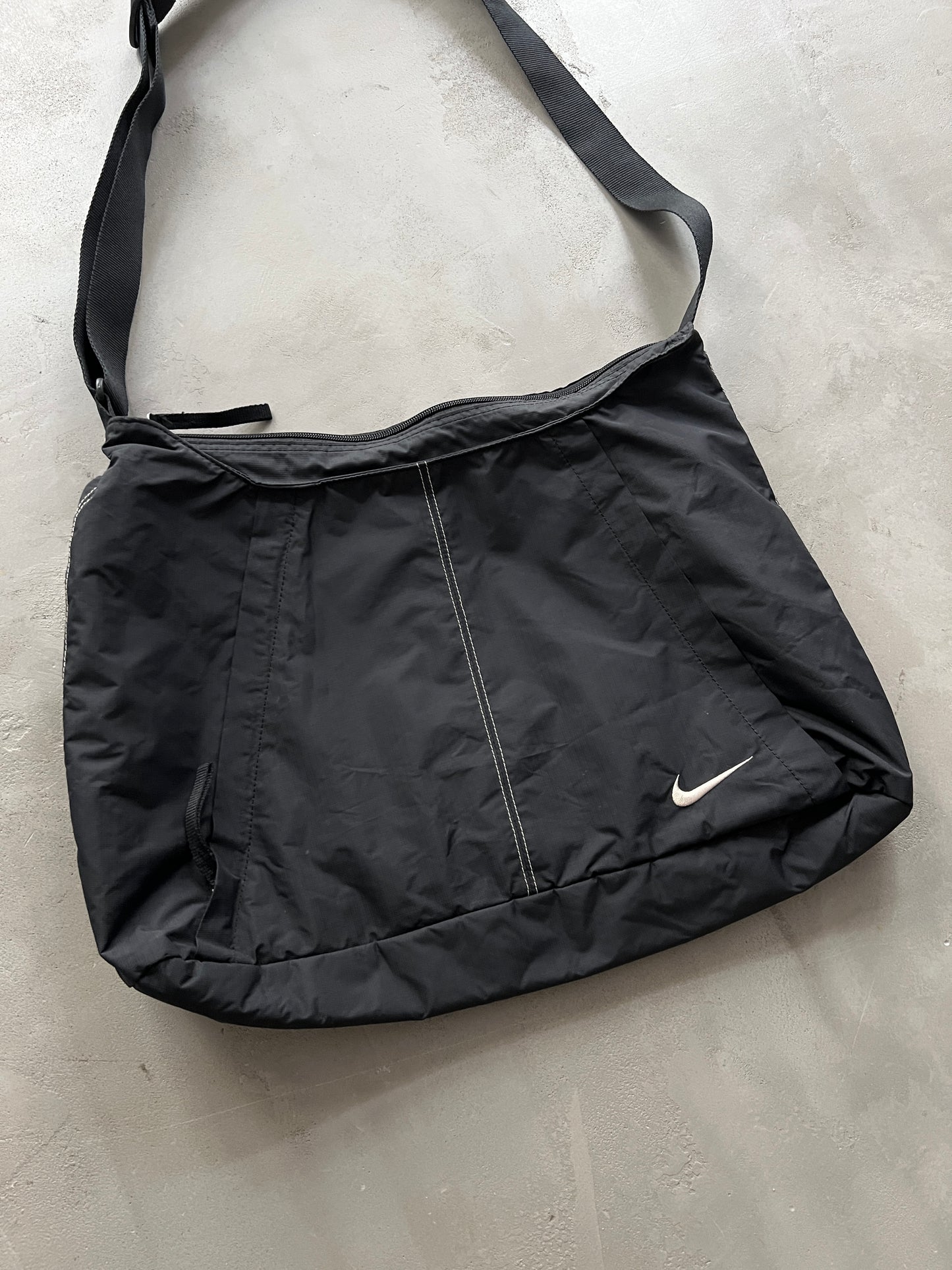 BLACK NIKE MESSENGER BAG - 2000S