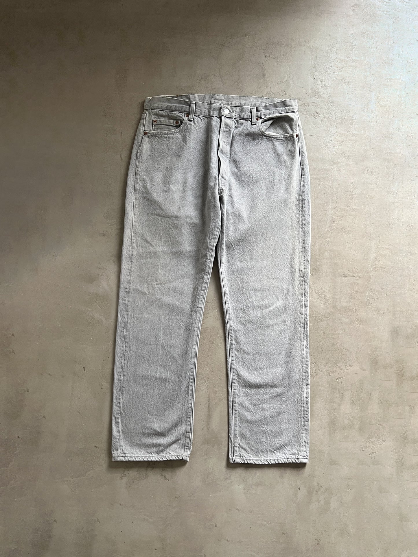 FADED GREY/CREME LEVI'S JEANS - 1990S - M/L