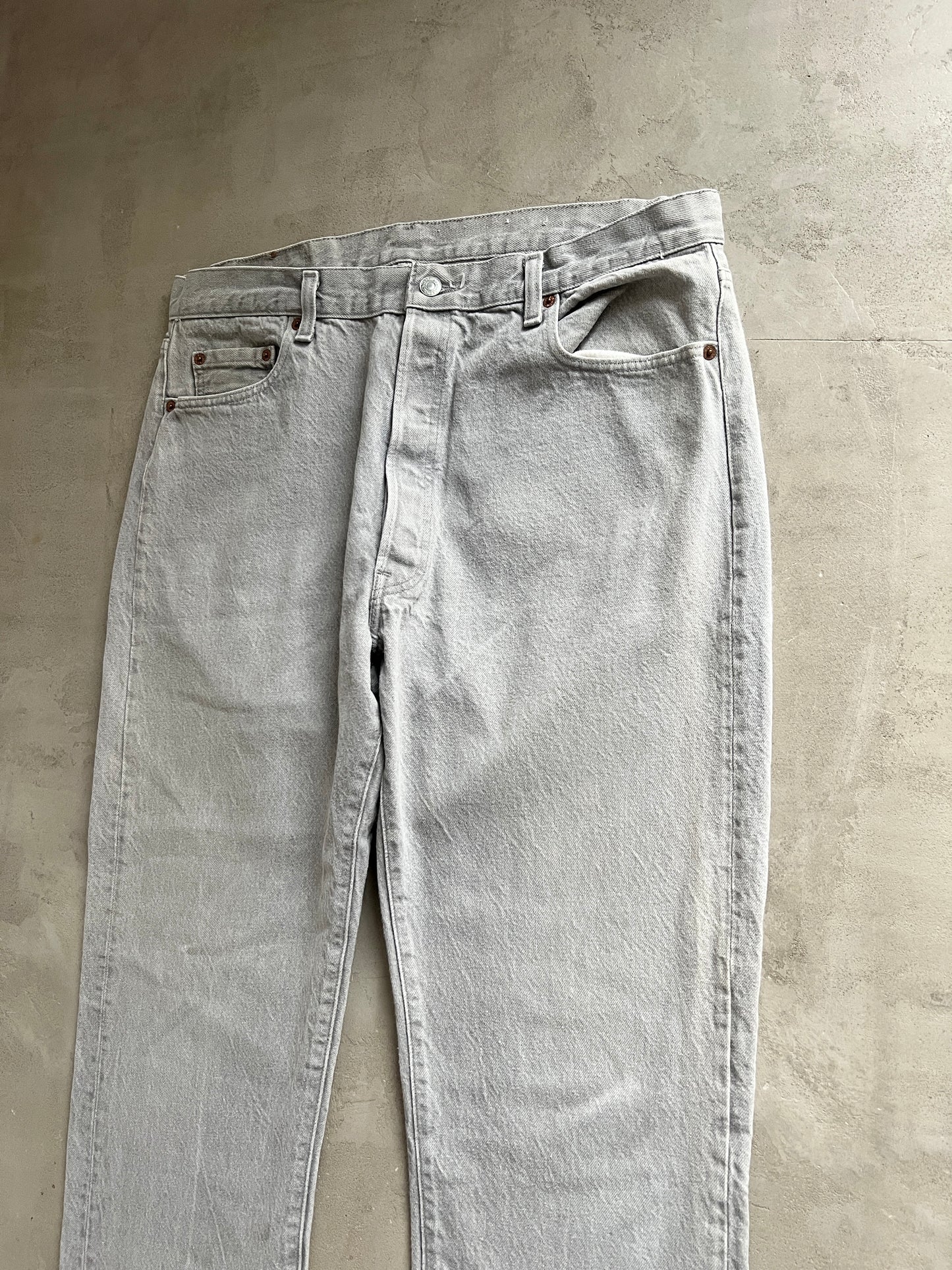 FADED GREY/CREME LEVI'S JEANS - 1990S - M/L