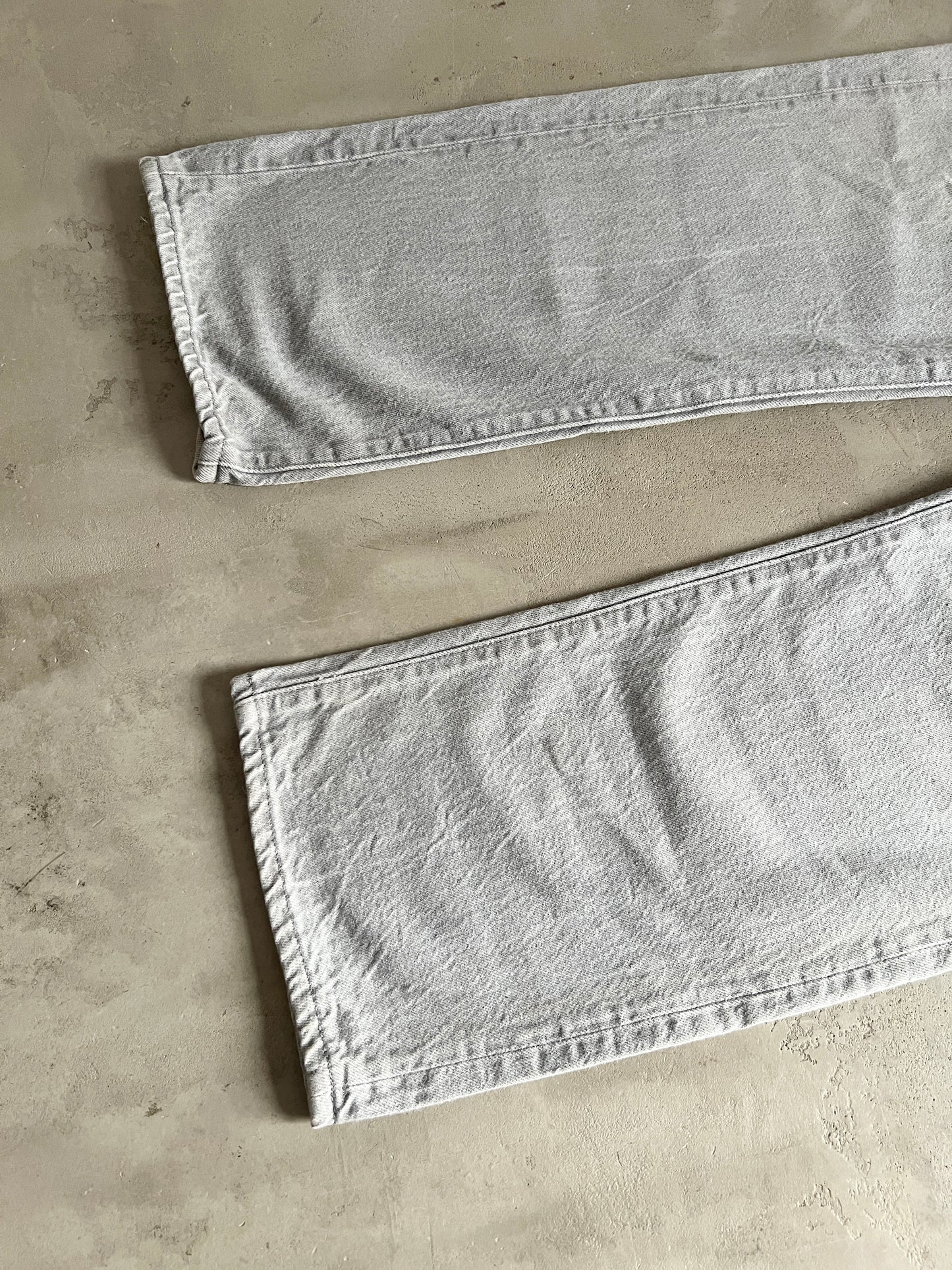 FADED GREY/CREME LEVI'S JEANS - 1990S - M/L