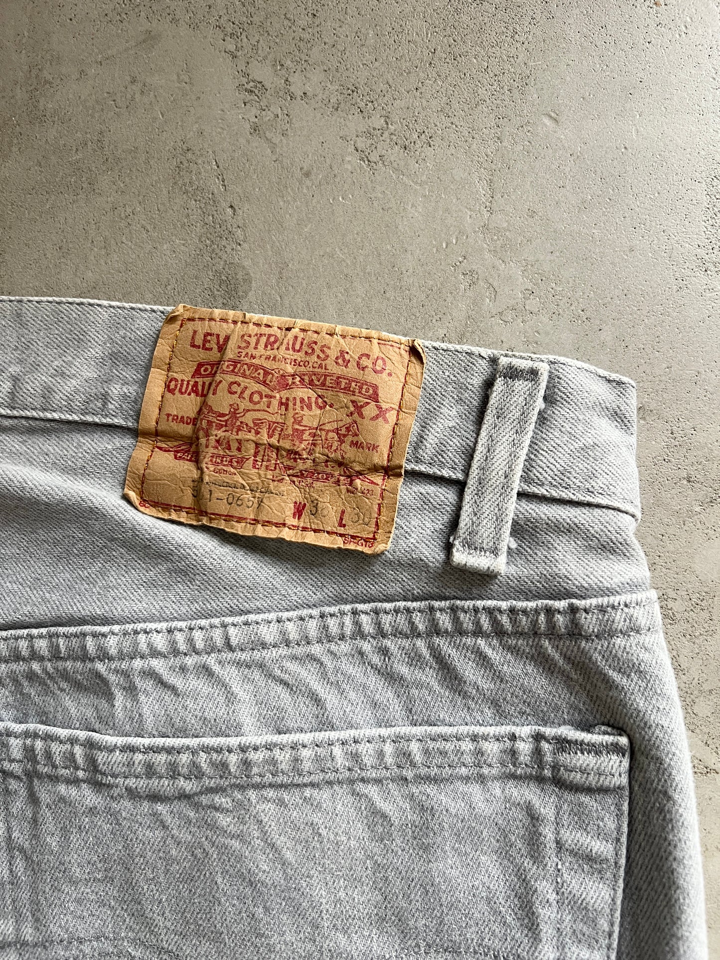 FADED GREY/CREME LEVI'S JEANS - 1990S - M/L