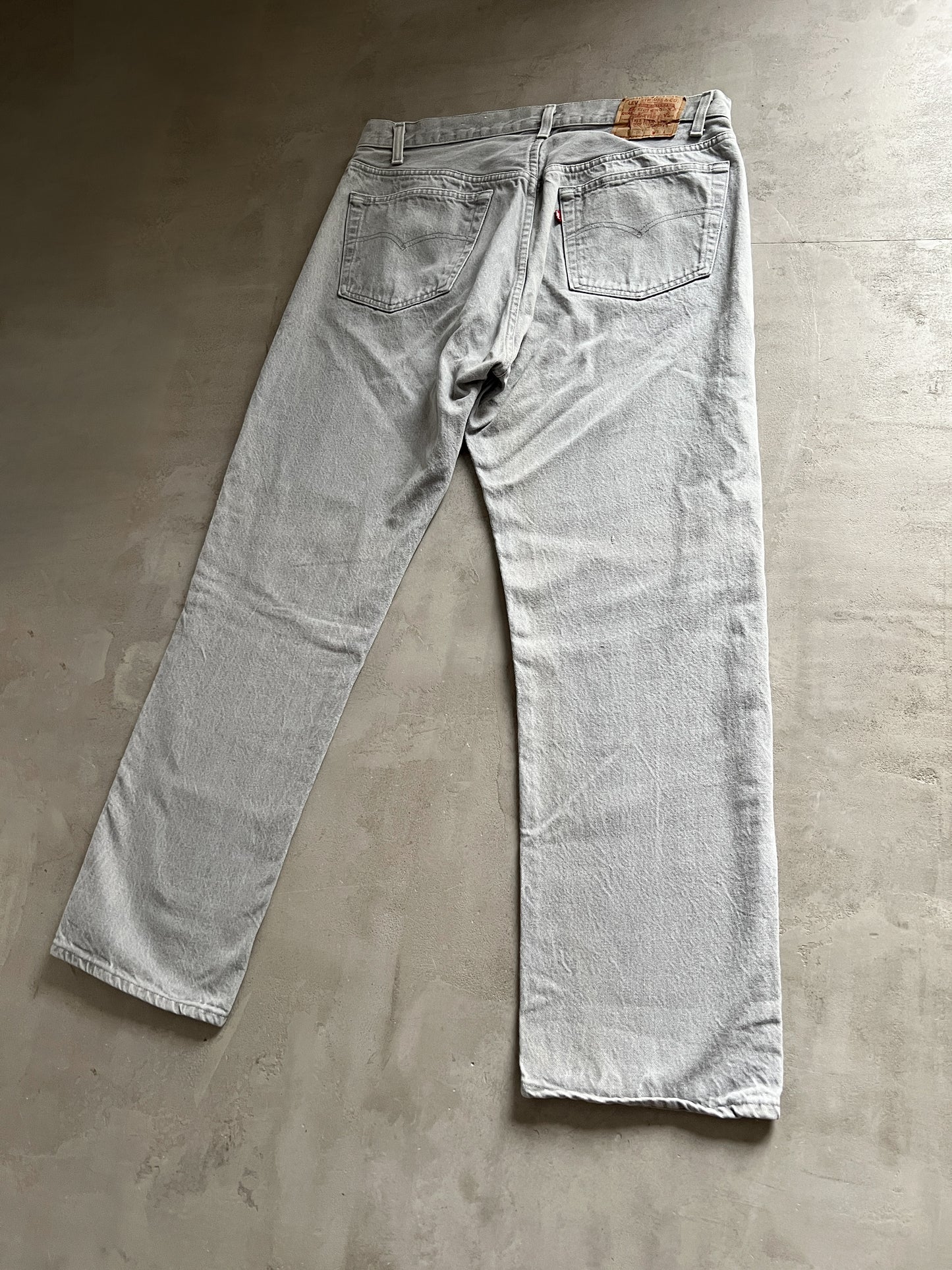 FADED GREY/CREME LEVI'S JEANS - 1990S - M/L