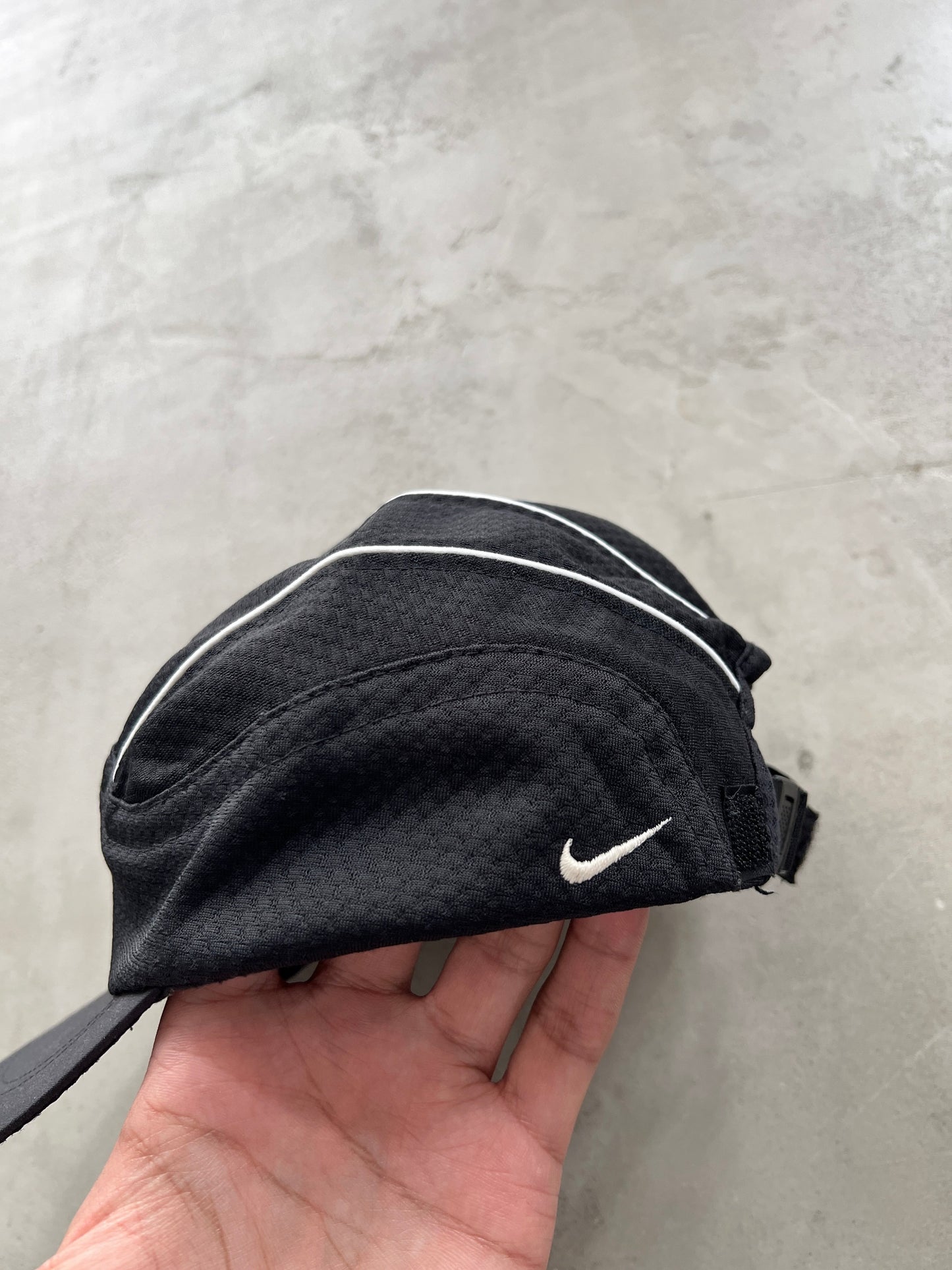 BLACK AGASSI NIKE TENNIS CAP - 1990S