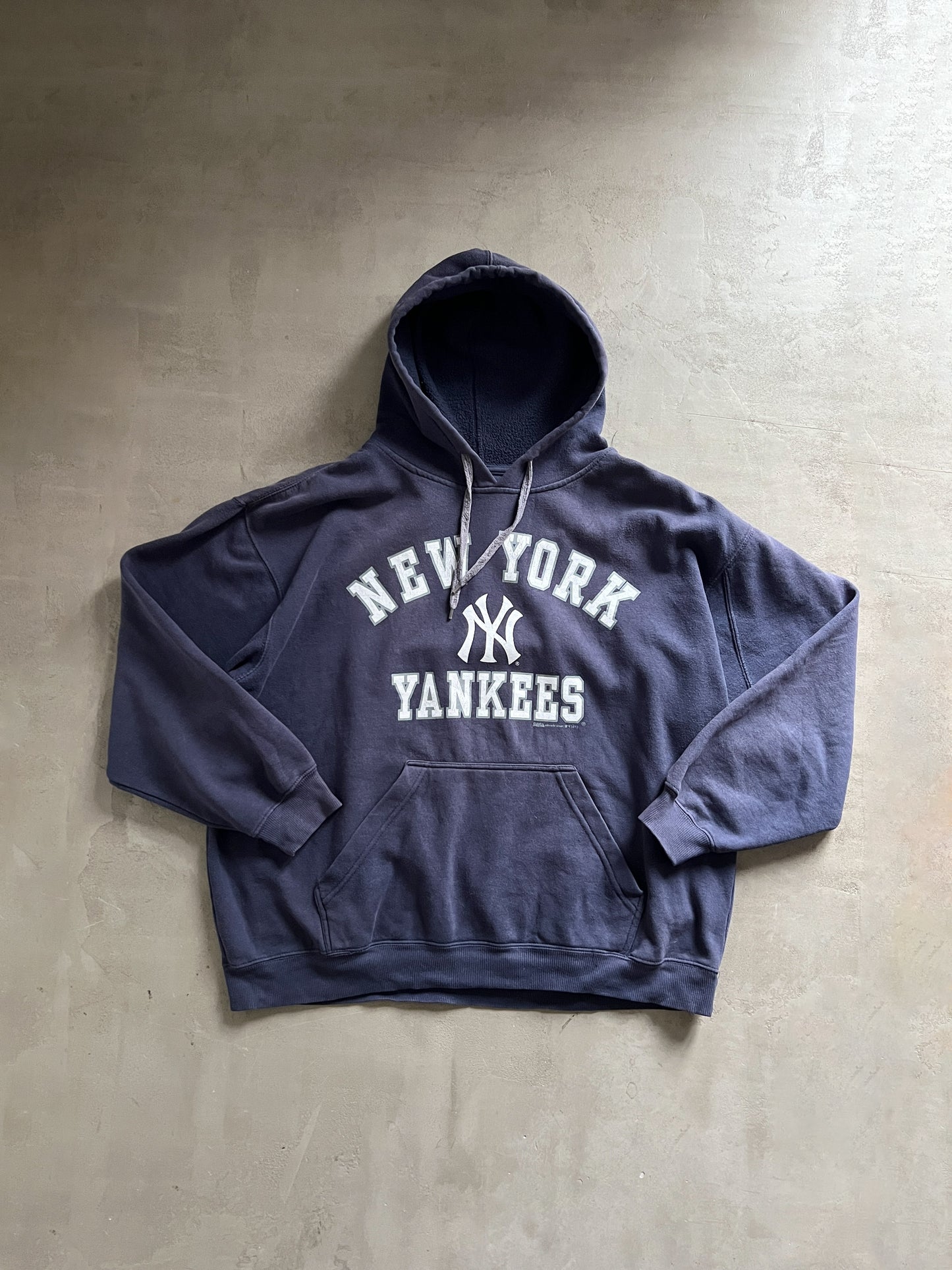 FADED NAVY YANKEES HOODIE - 1990S - L/XL