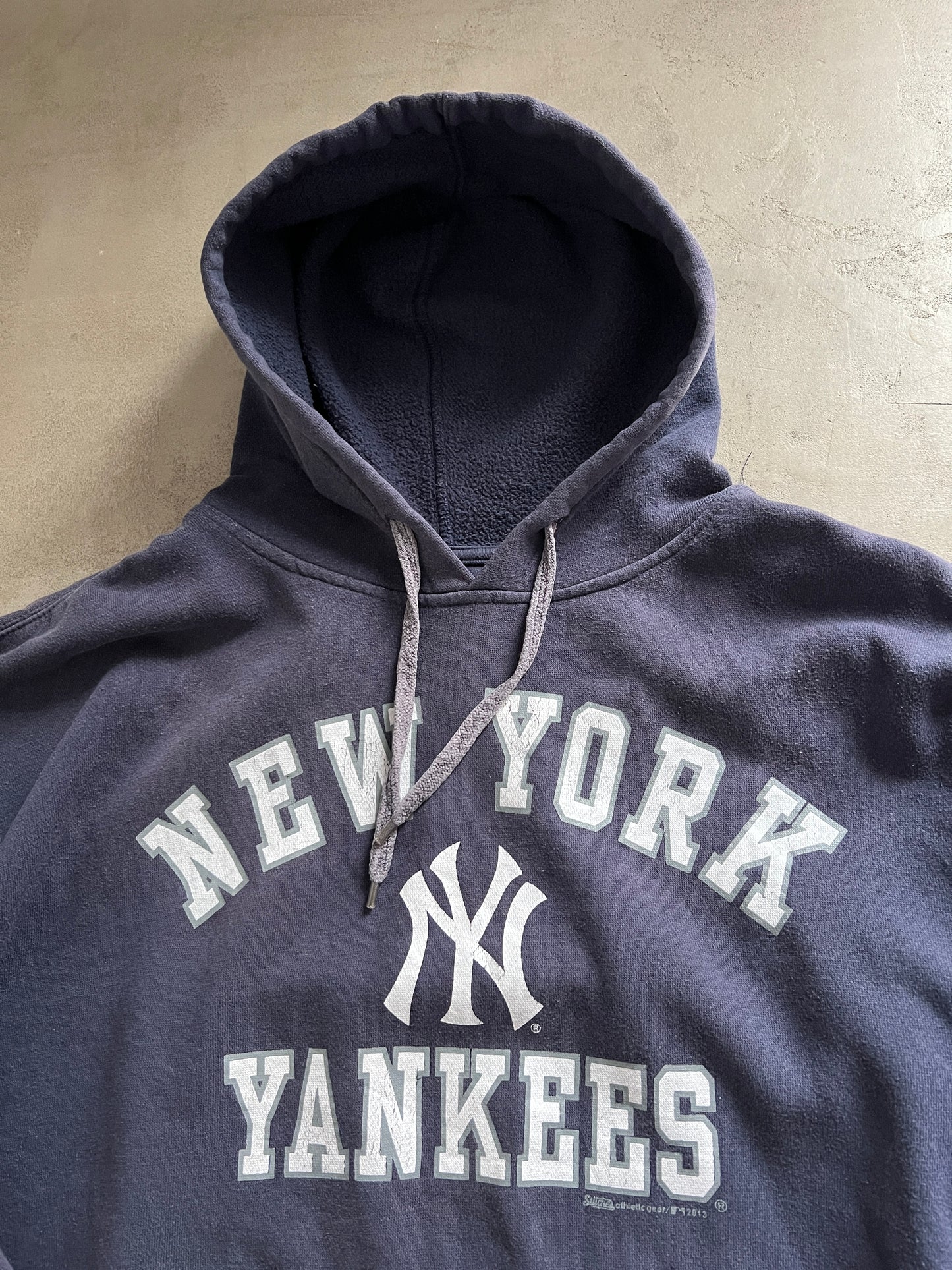 FADED NAVY YANKEES HOODIE - 1990S - L/XL