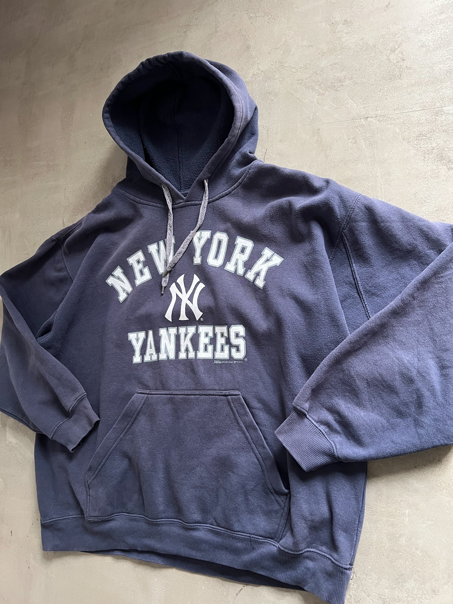 FADED NAVY YANKEES HOODIE - 1990S - L/XL