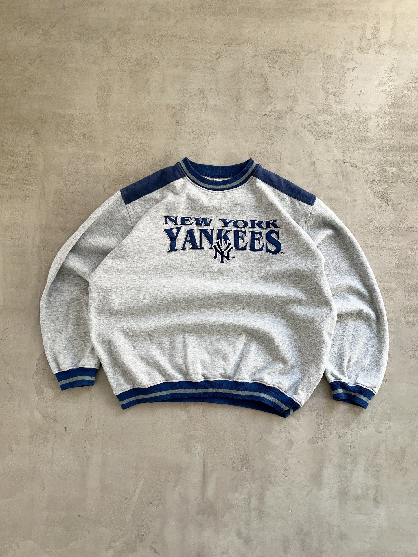 GREY/NAVY YANKEES SWEATER - 1990S - M