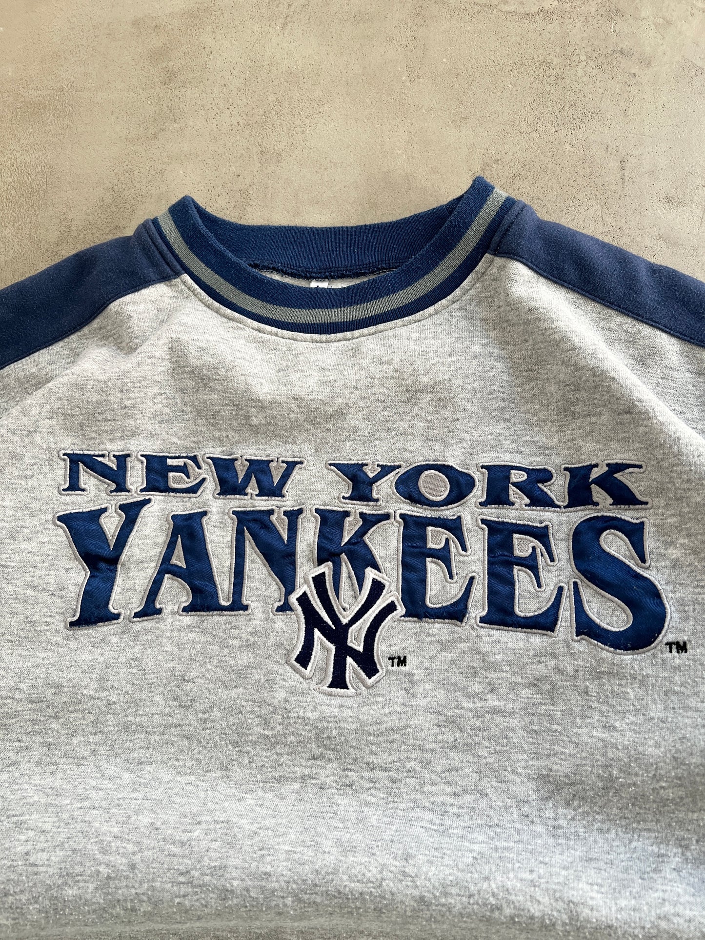 GREY/NAVY YANKEES SWEATER - 1990S - M