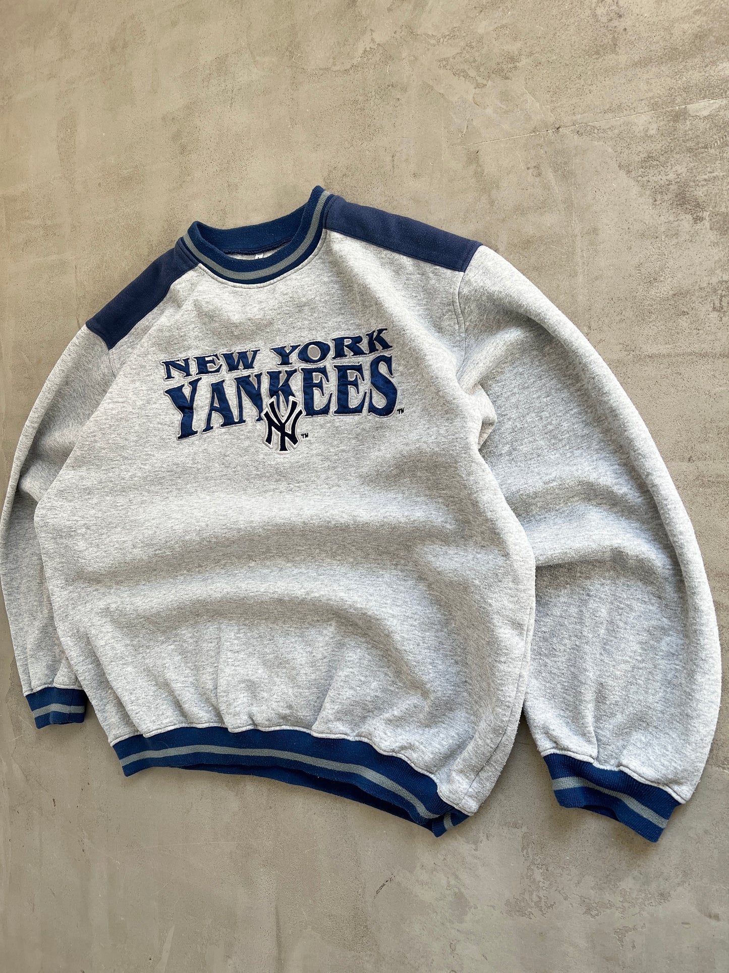 GREY/NAVY YANKEES SWEATER - 1990S - M