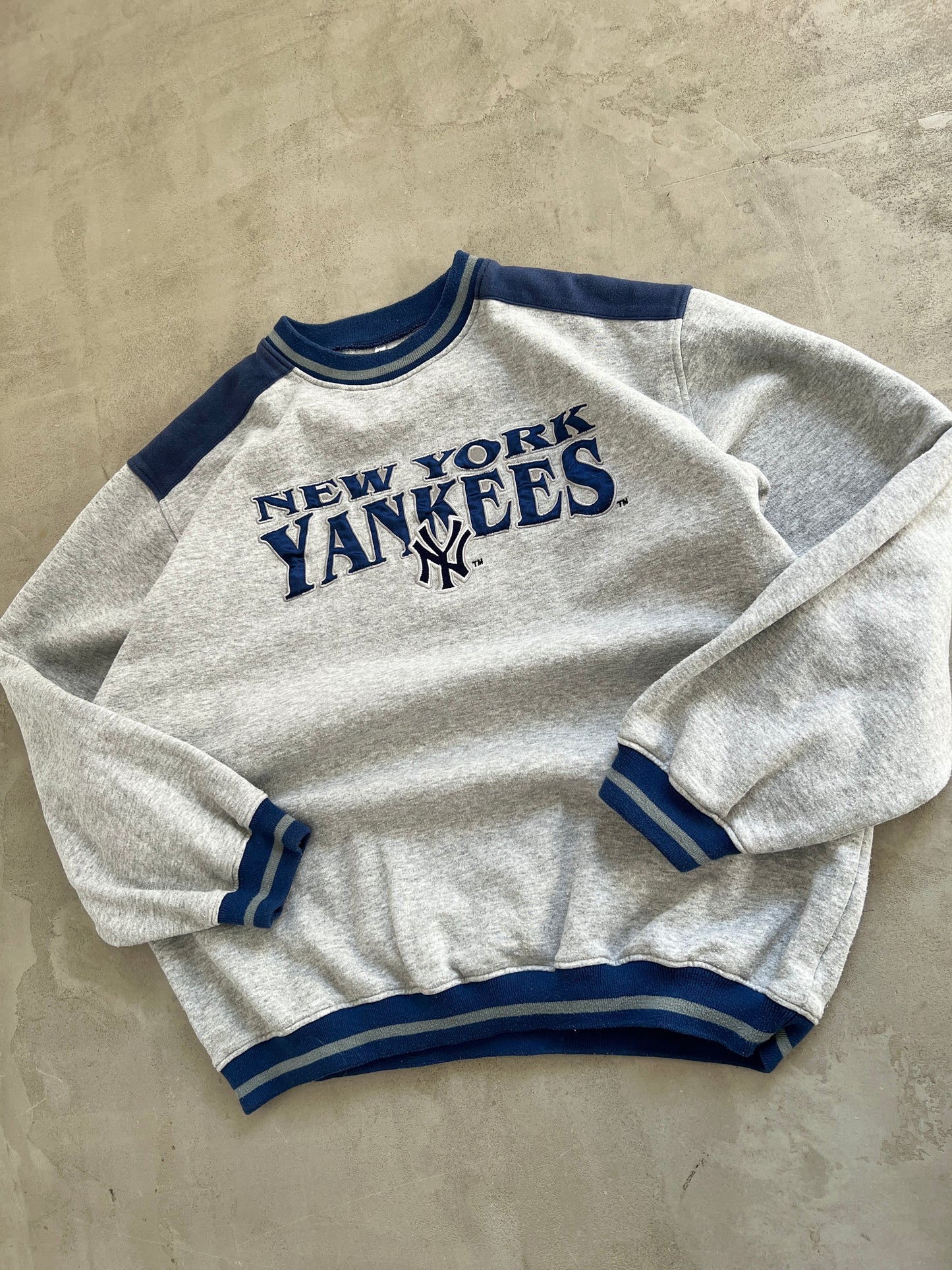 GREY/NAVY YANKEES SWEATER - 1990S - M