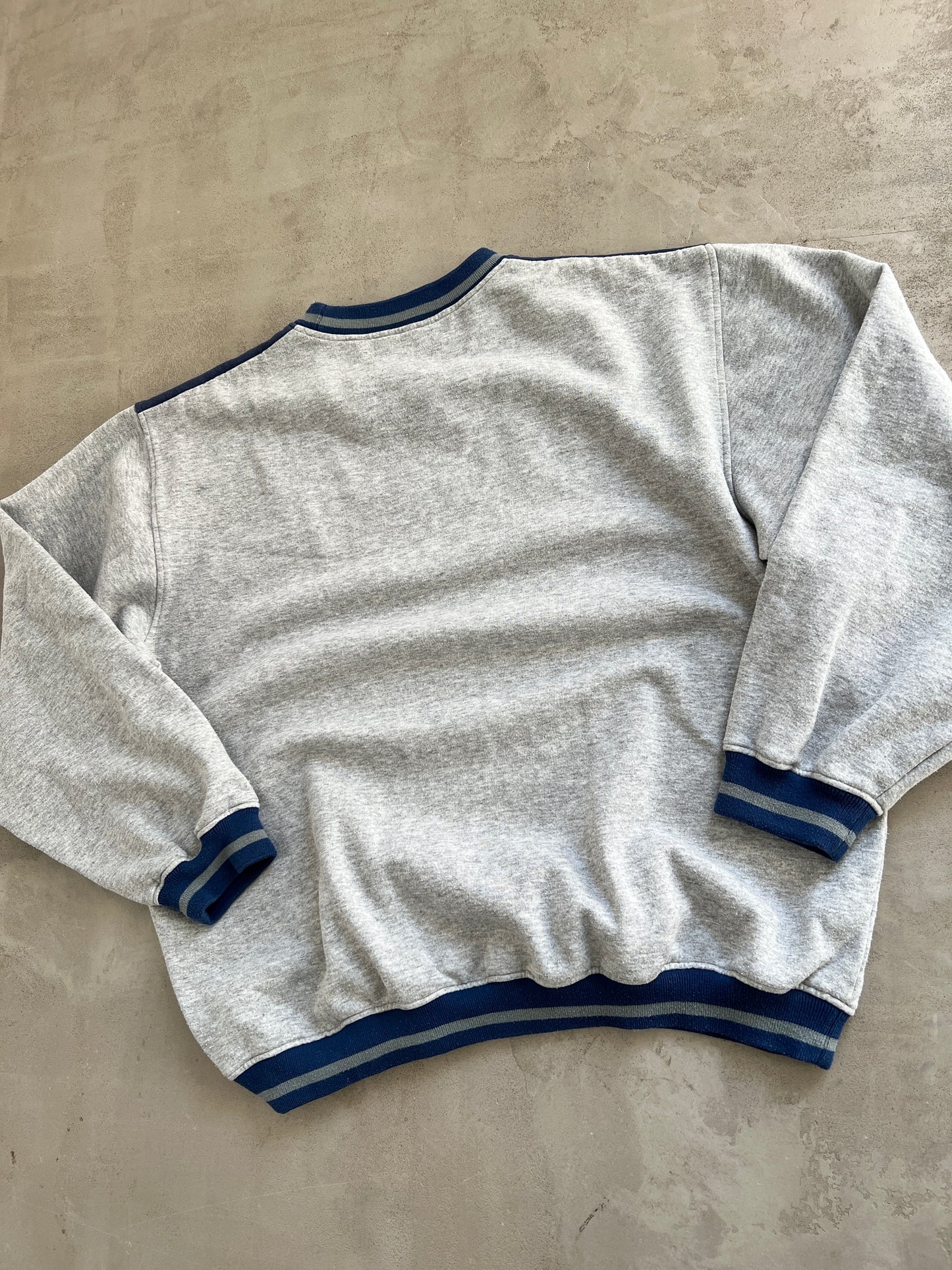 GREY/NAVY YANKEES SWEATER - 1990S - M