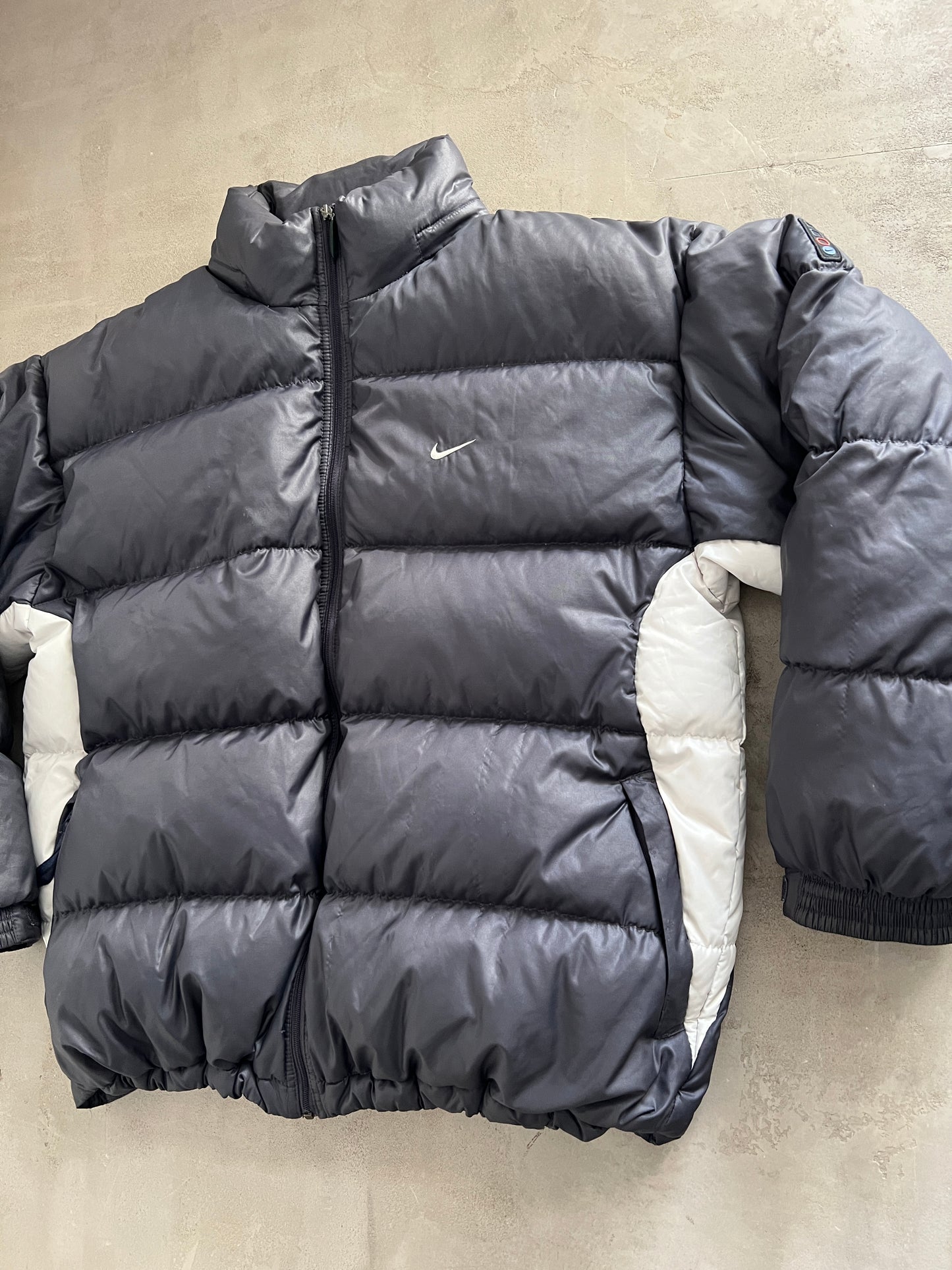 BLACK/CREME NIKE PUFFER - 1990S - L