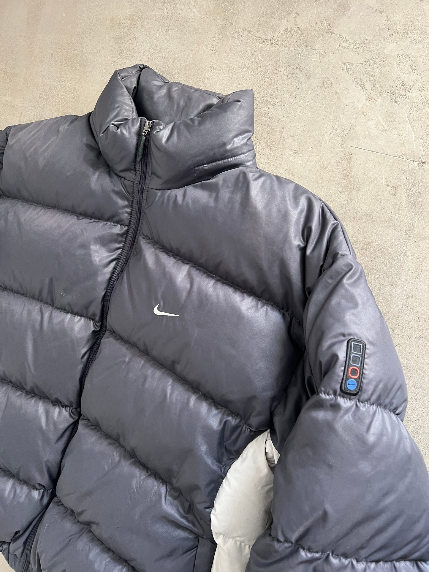 BLACK/CREME NIKE PUFFER - 1990S - L