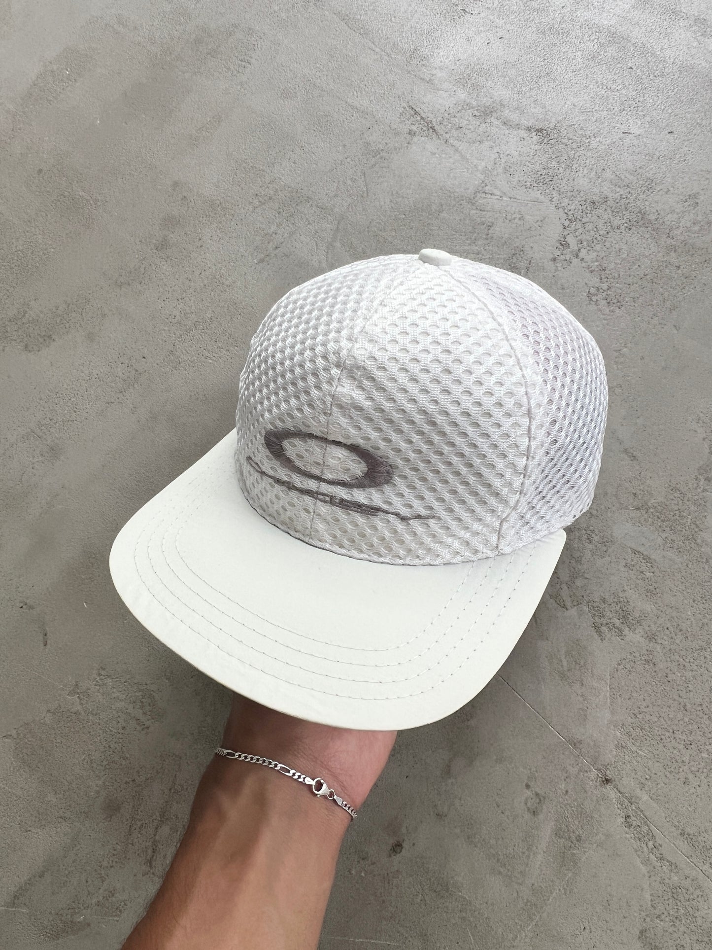 WHITE OAKLEY SOFTARE CAP - 1990S