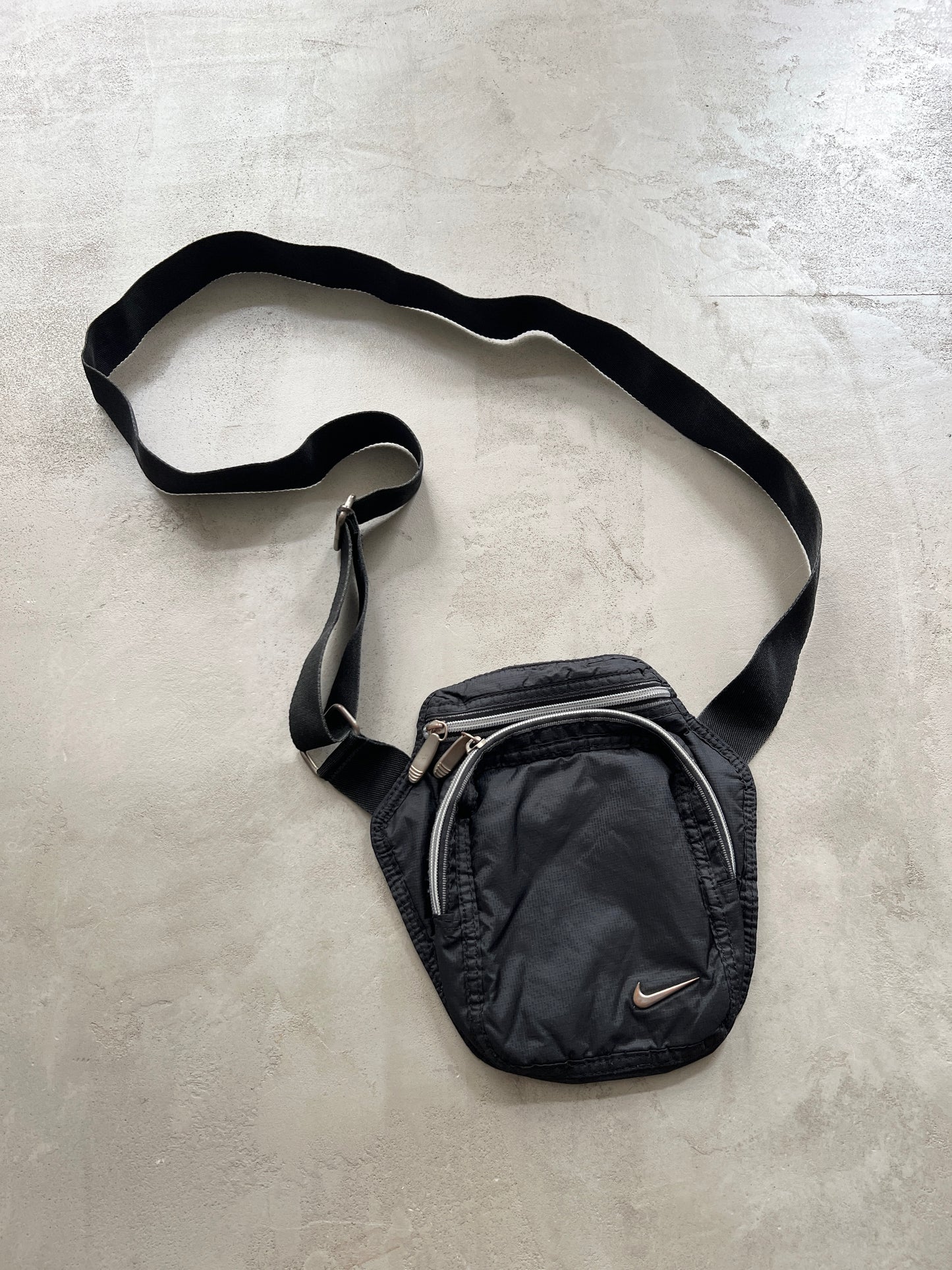 BLACK NIKE BAG - 2000S