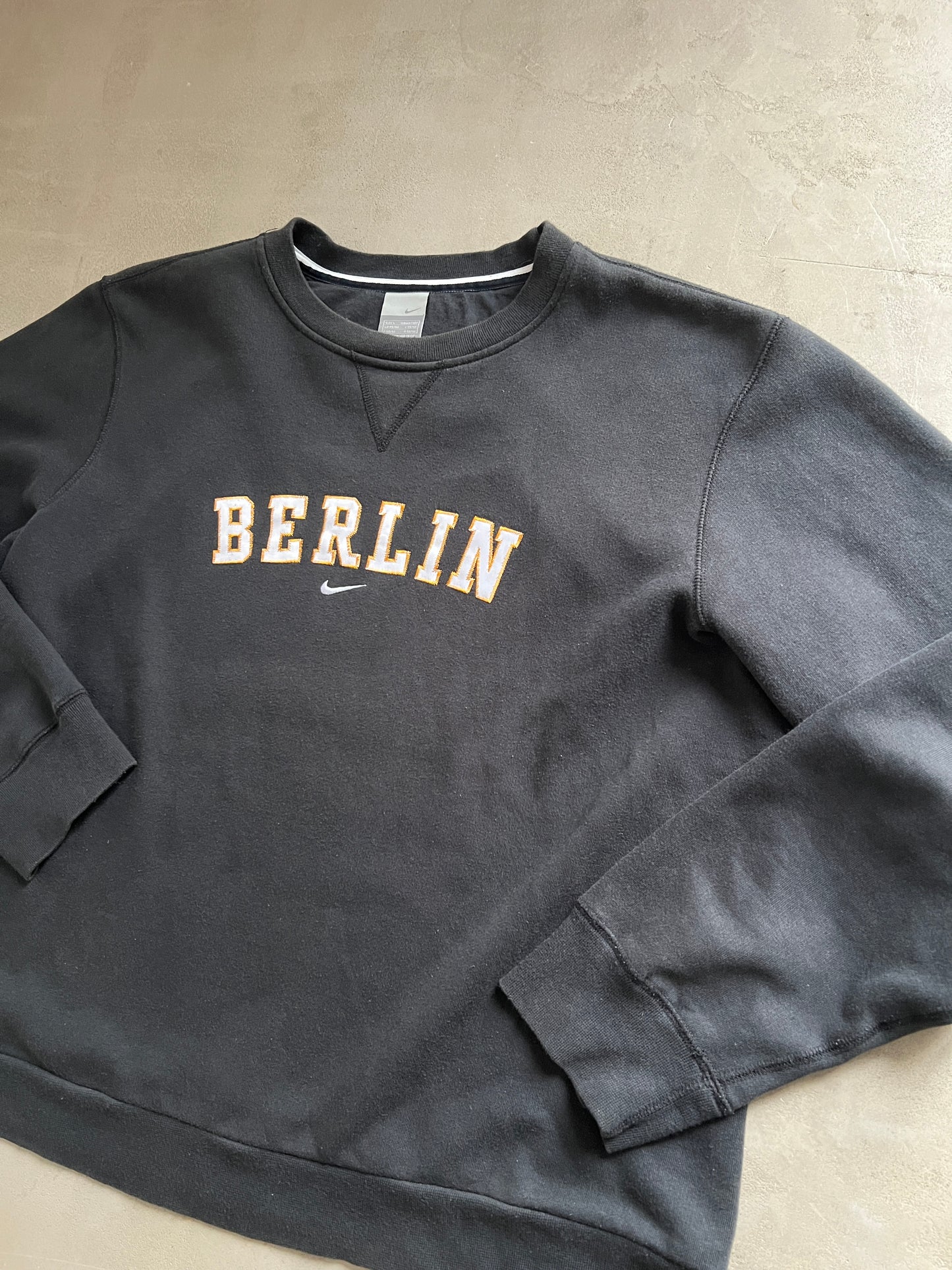BLACK NIKE TOWN BERLIN SWEATER - 2000S - L