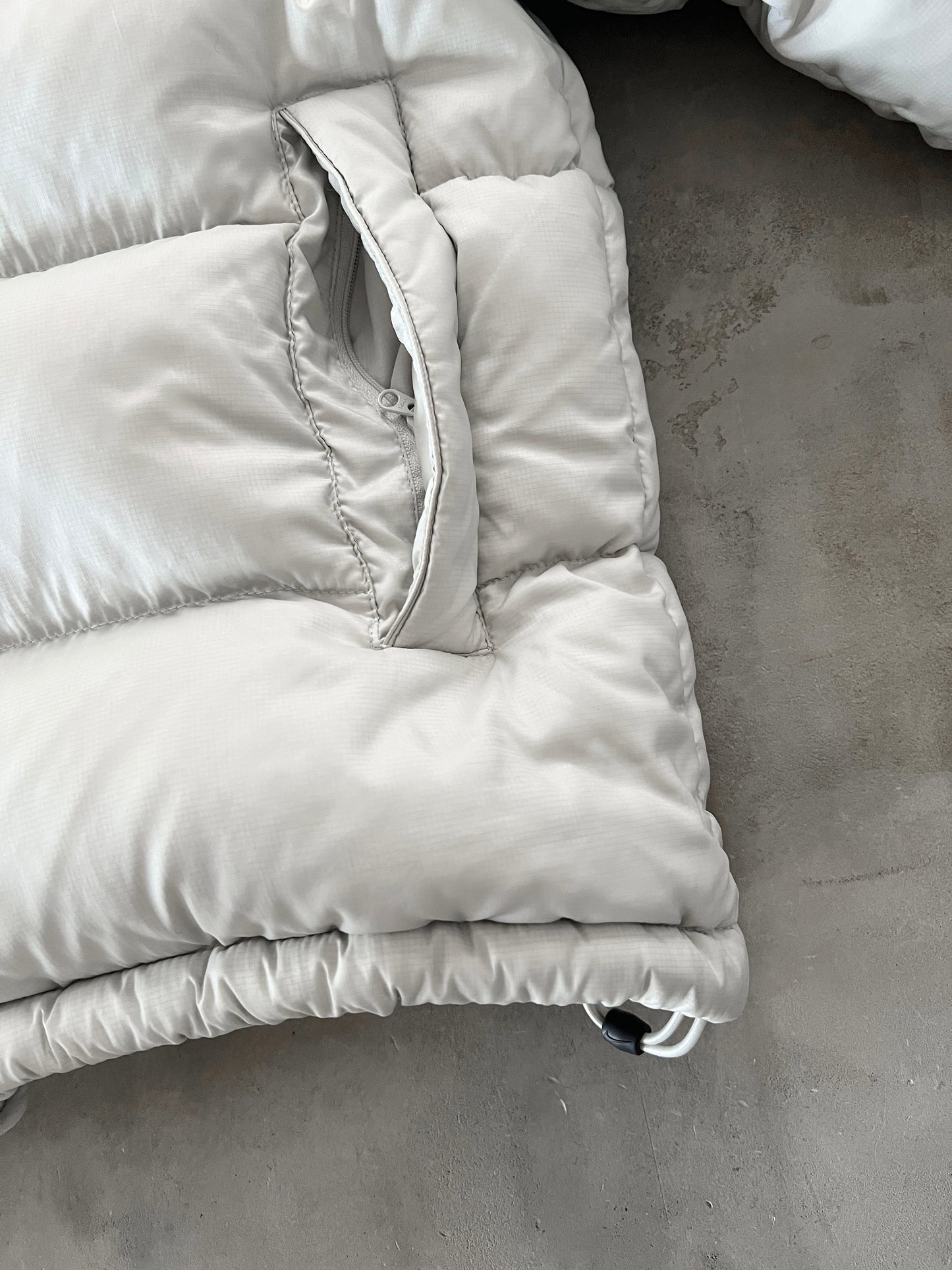 GREY/CREME NIKE PUFFER JACKET - 2000S - M