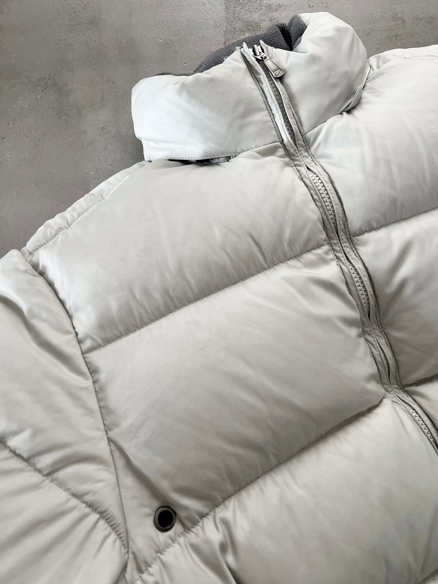 GREY/CREME NIKE PUFFER JACKET - 2000S - M