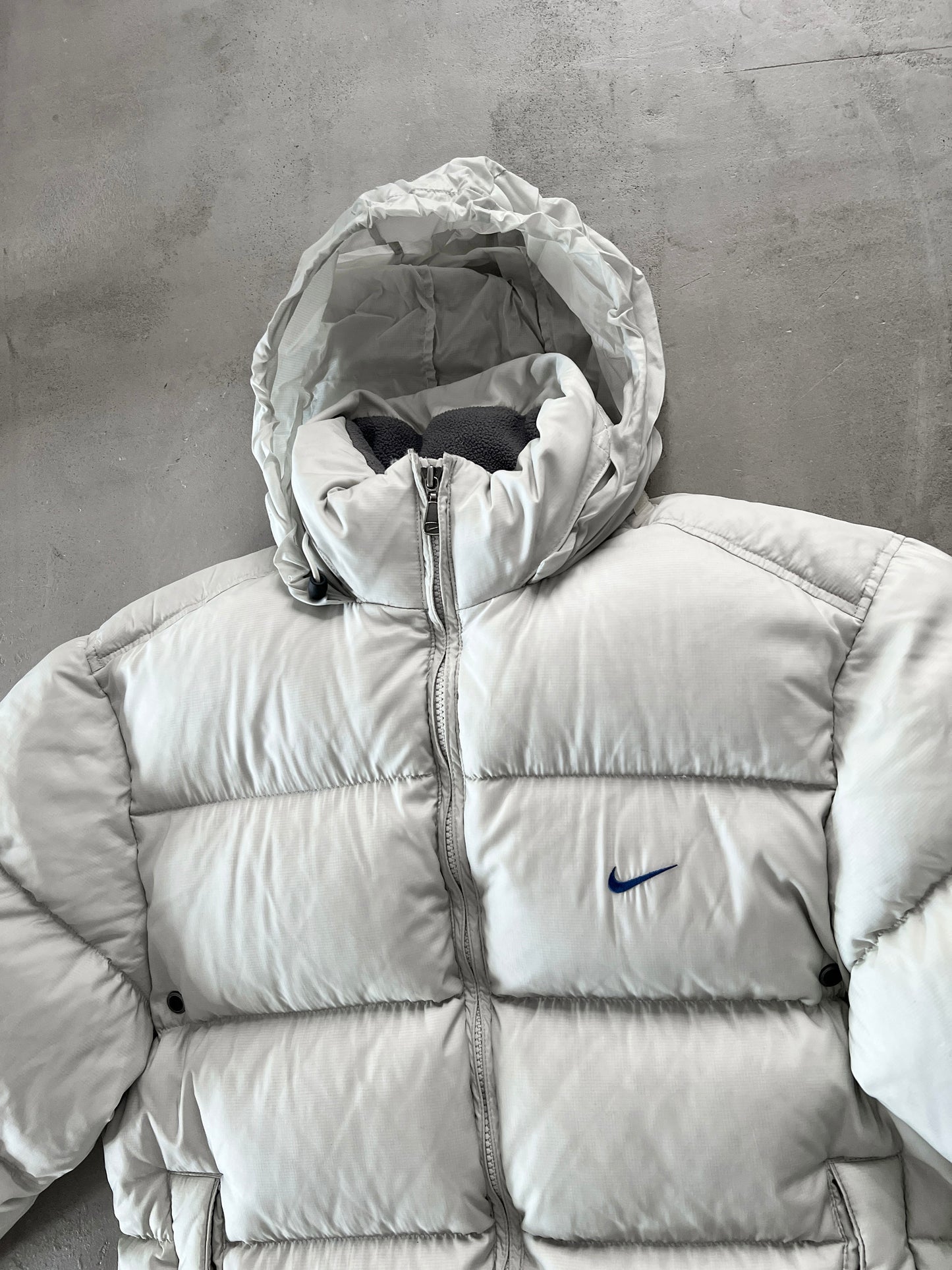 GREY/CREME NIKE PUFFER JACKET - 2000S - M