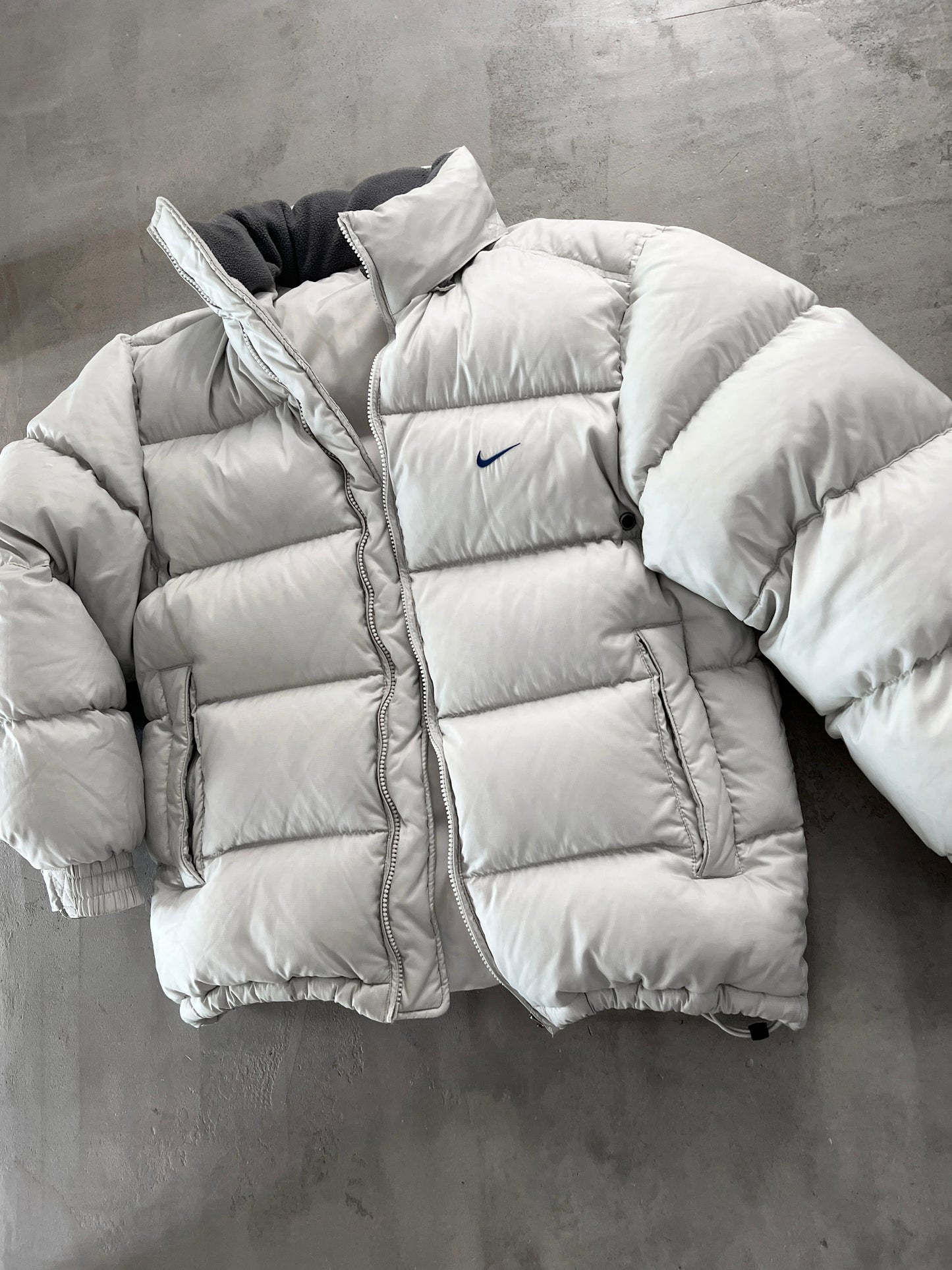 GREY/CREME NIKE PUFFER JACKET - 2000S - M