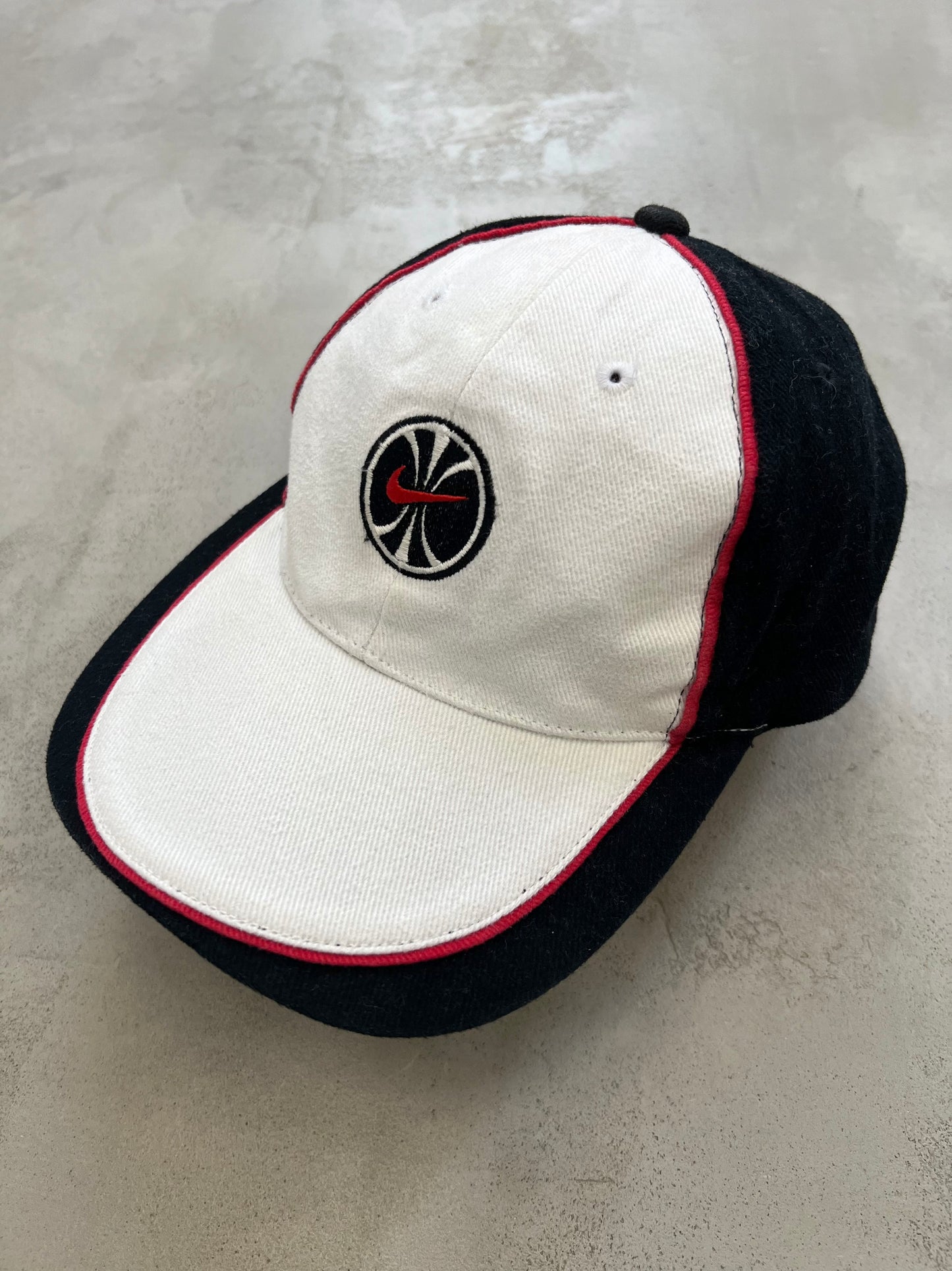 WHITE/BRED NIKE BASKETBALL CAP - 1990S