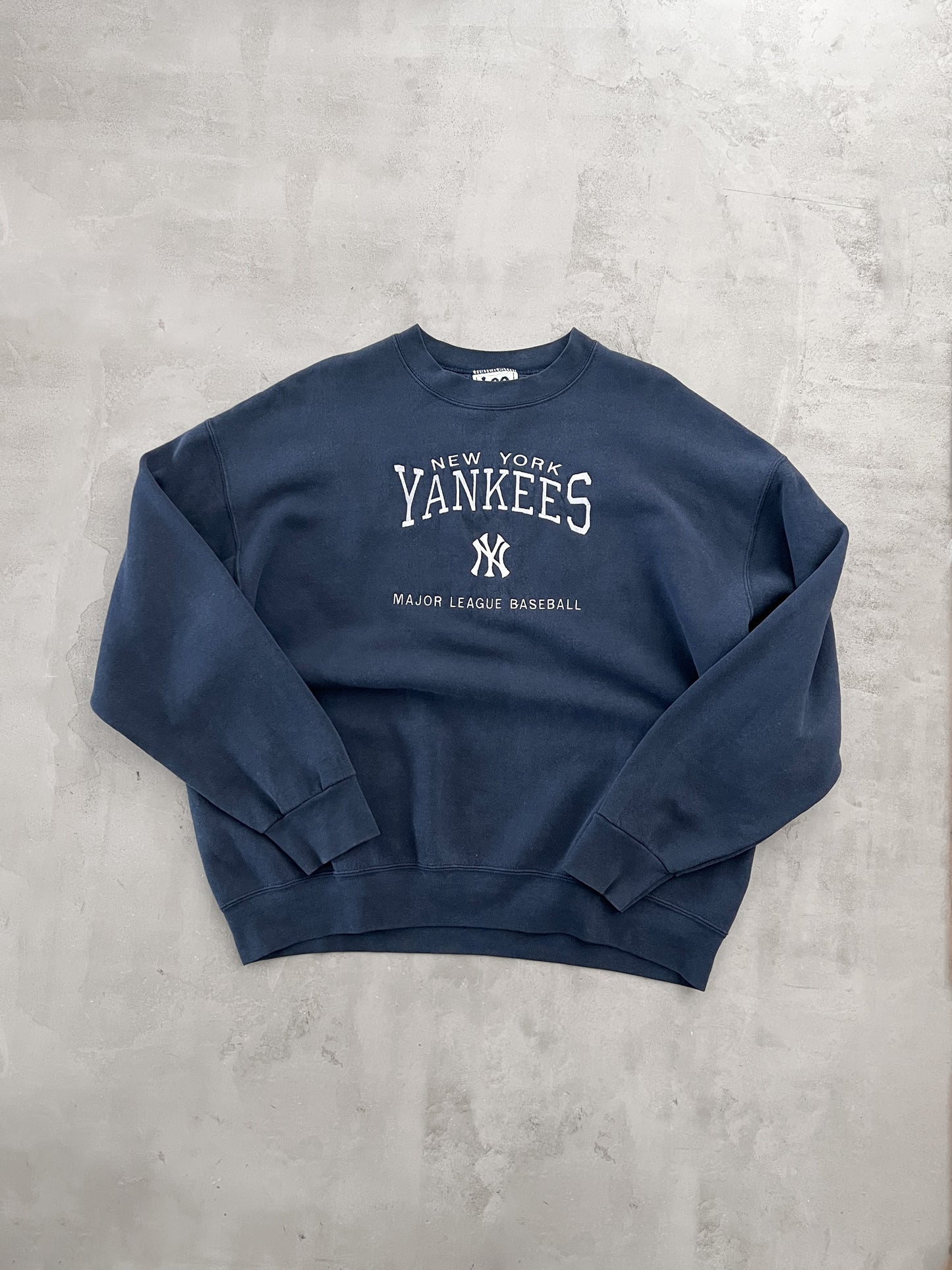 FADED NAVY YANKEES SWEATER - 1990S - XL/L